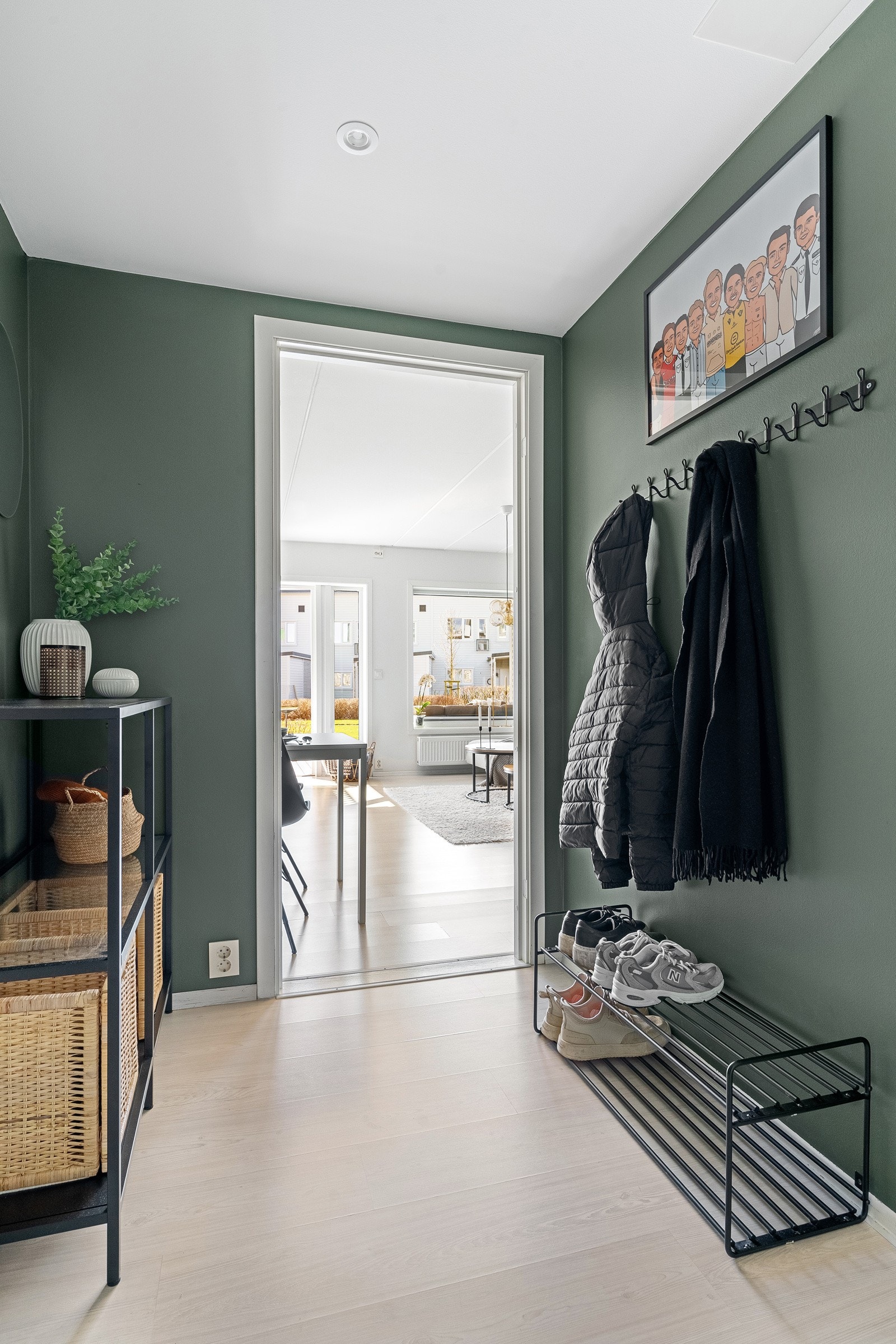 Romslig og innbydende inngangsparti med god plass til ytterbekledning. Galleribilde