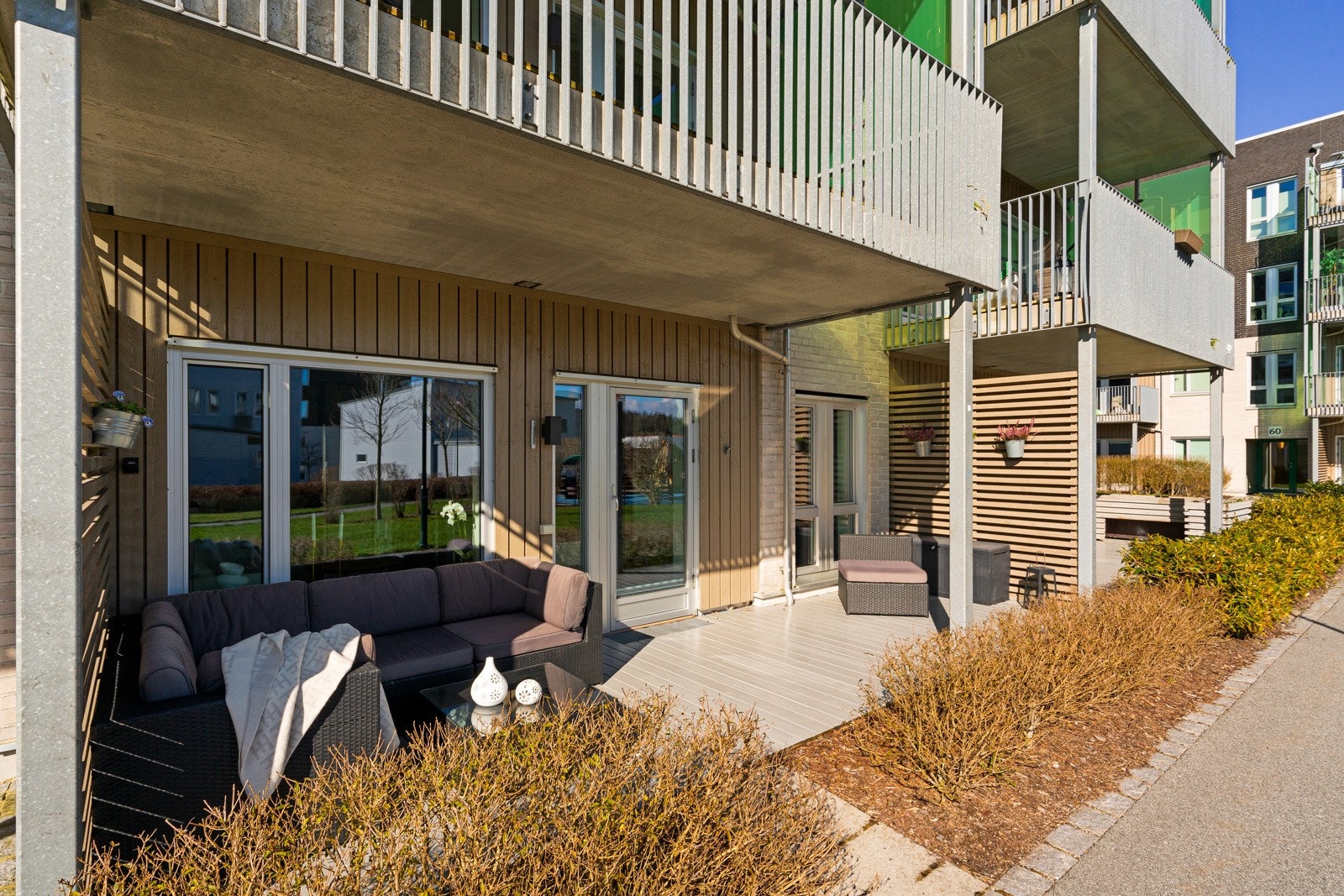 Terrassen måler ca. 16 kvm. Terrasse fint adskilt med levegger med spiler samt hekk i front. Galleribilde