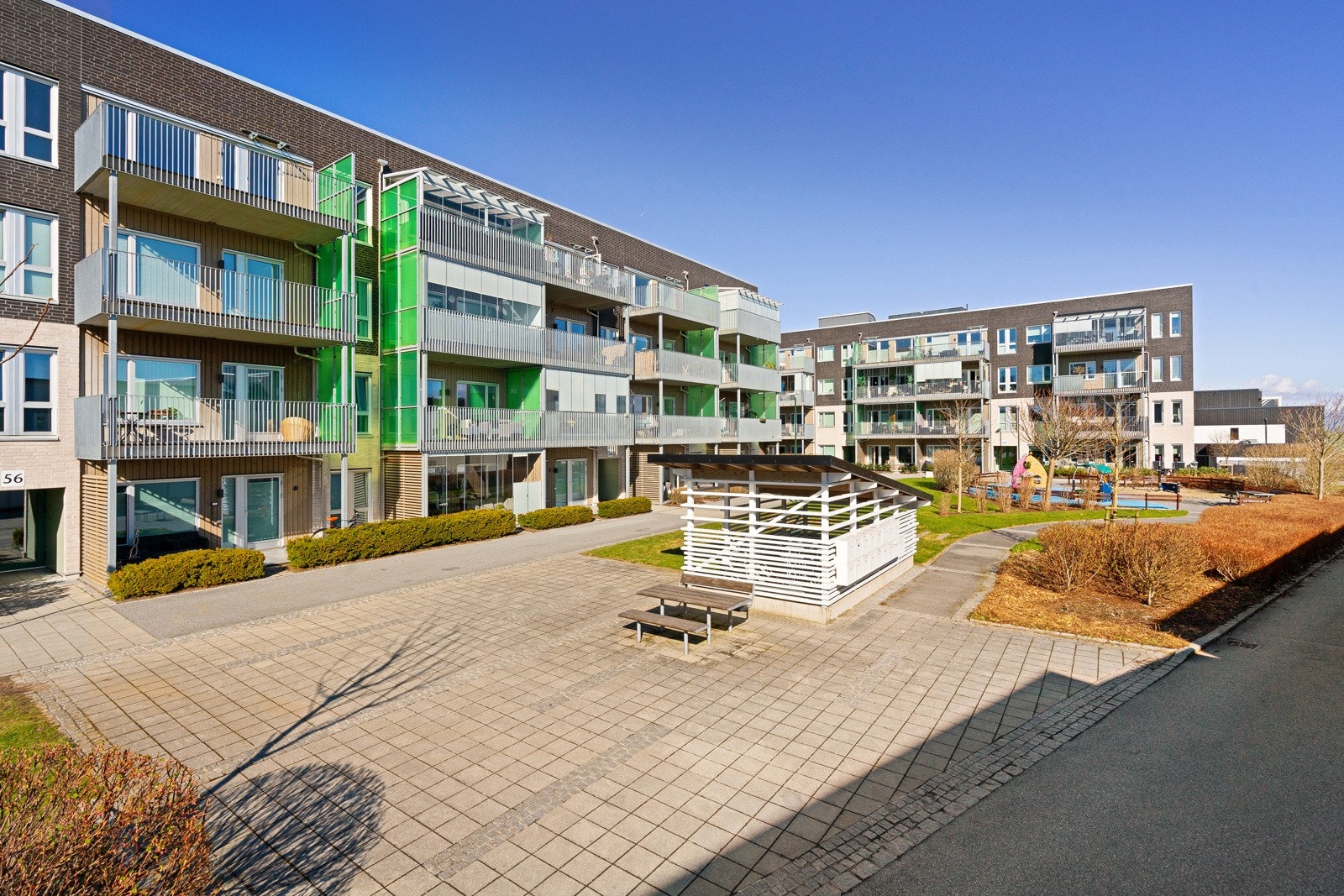 Til Stavanger sentrum er det ca. 10 minutter med bil. Bussholdeplass med hyppige avganger ligger få minutters gange fra eiendommen. Galleribilde