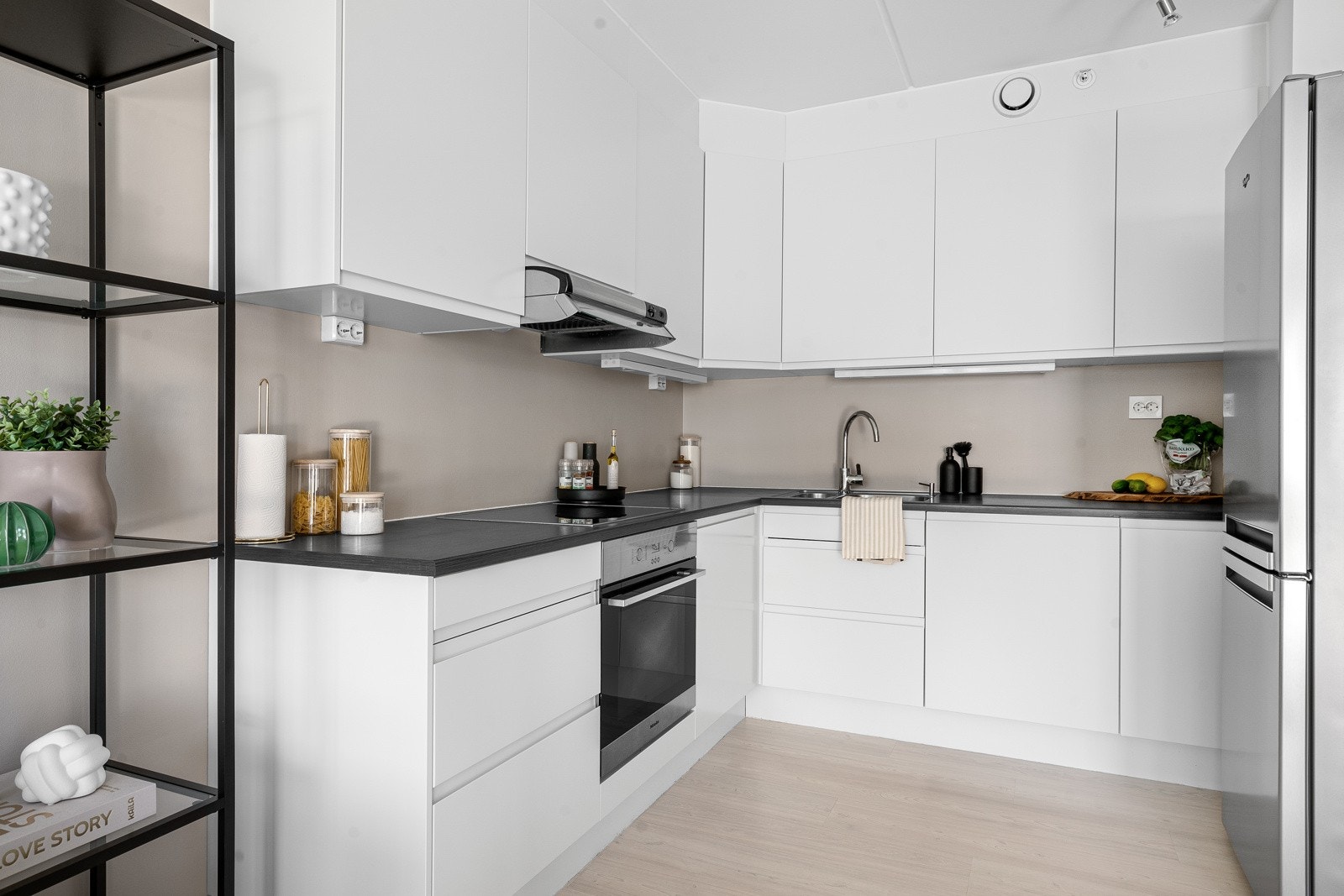 Kjøkkenet kan skilte med god skap- og benkeplass. Galleribilde