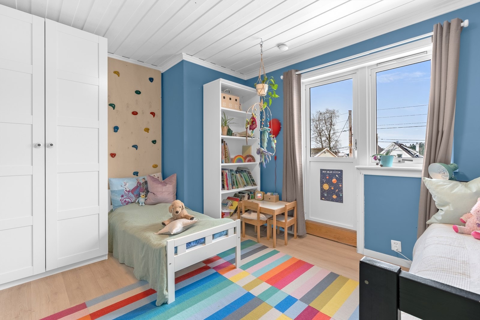 - Dette soverommet er av god størrelse med direkte utgang til balkong på ca. 2 kvm - Galleribilde