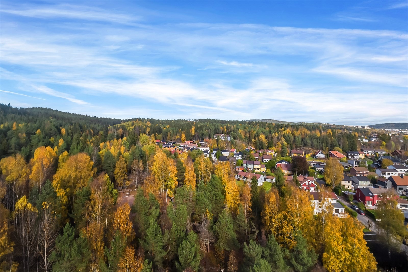 Like i nærheten ligger Sandåsletta, med blant annet en klatrepark som åpnet i 2019, zip-line, lekeplass, fotball-/skøytebane og flotte lekeområder i naturen. Her arrangerer velforeningen både sommerfest, nyttårsfest og dugnader. Galleribilde