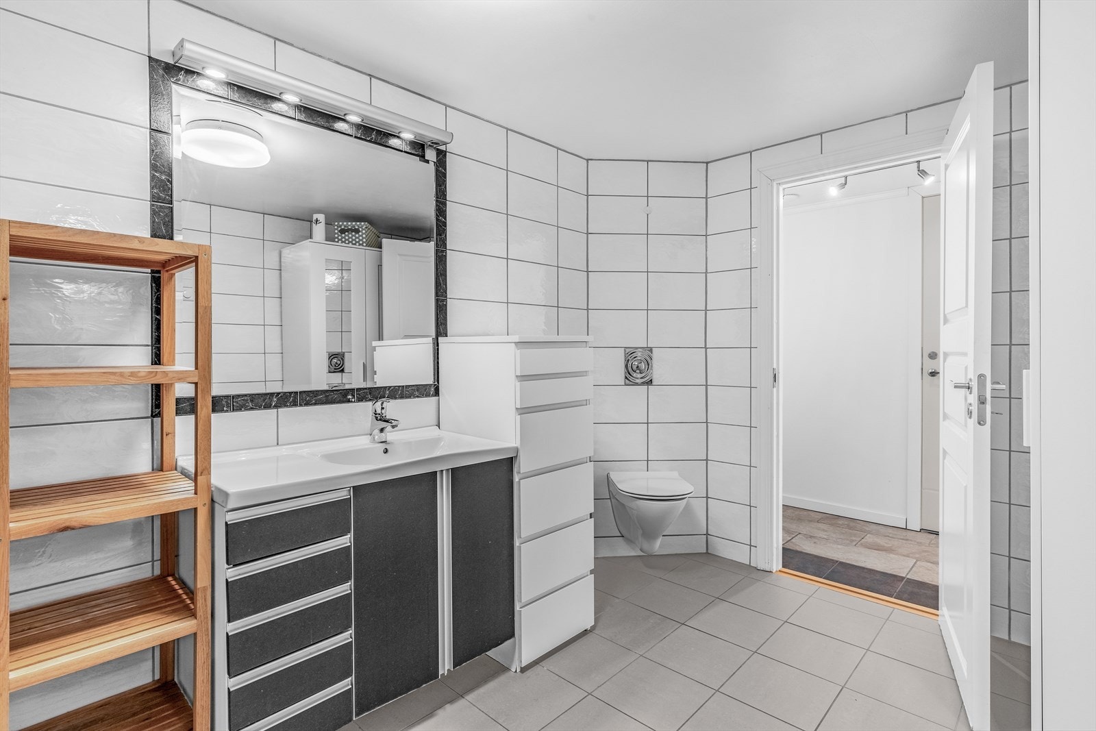 - Badet er innredet med vegghengt toalett, servant nedfelt i innredning, benkeplate med nedfelt vaskekum, speil og dusjkabinett - Galleribilde