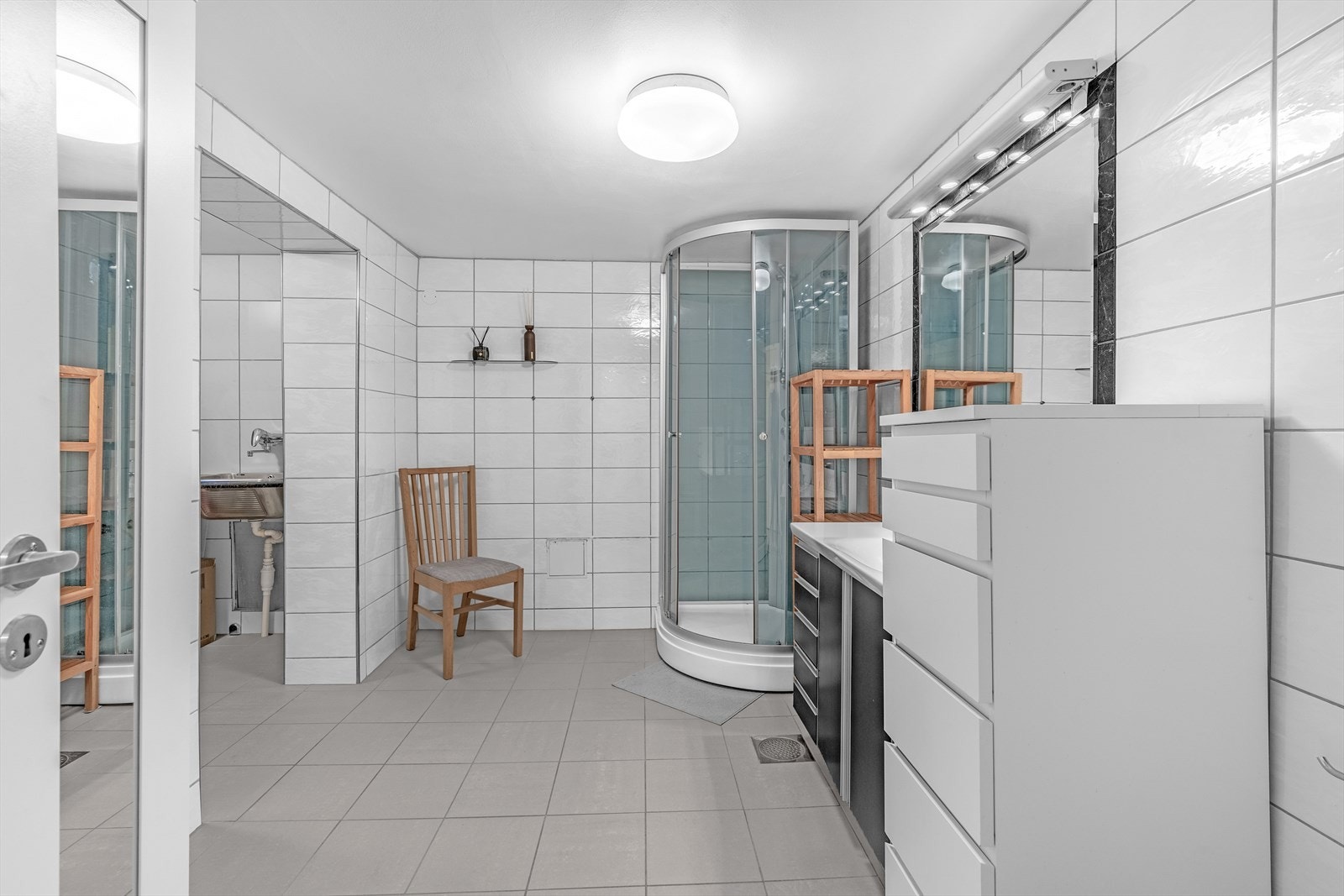 - Et stort, lekkert bad med delvis adskilt vaskerom. Badet er flislagt og har elektrisk gulvvarme - Galleribilde