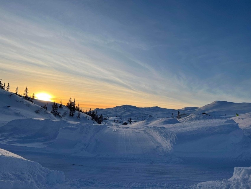 Utsikten strekker seg mot vakre Høgvaretoppen samt Norefjellskjeden. Galleribilde