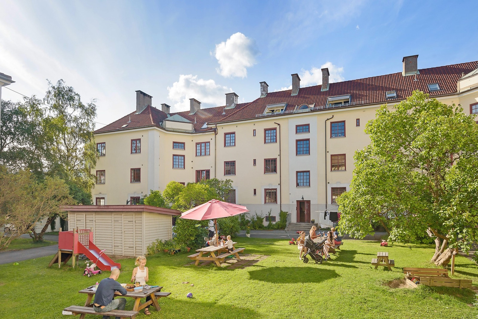 Borettslaget har en fantastisk flott bakgård som er pent opparbeidet og byr opp til mye utendørs hygge. (arkivbilde) Galleribilde