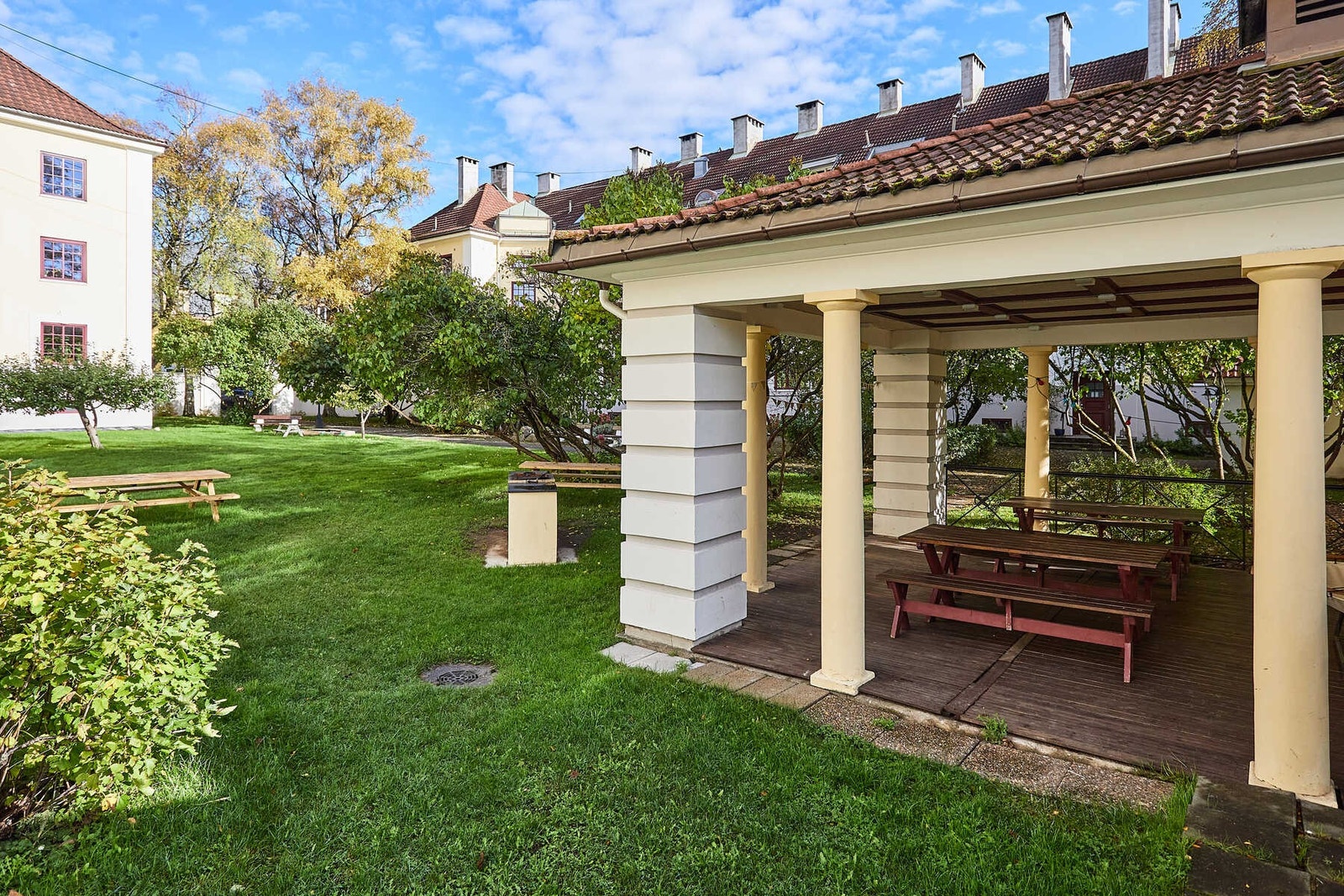 Meget barnevennlig gårdsrom. Kort vei til flere barnehager og skoler. (arkivbilde) Galleribilde