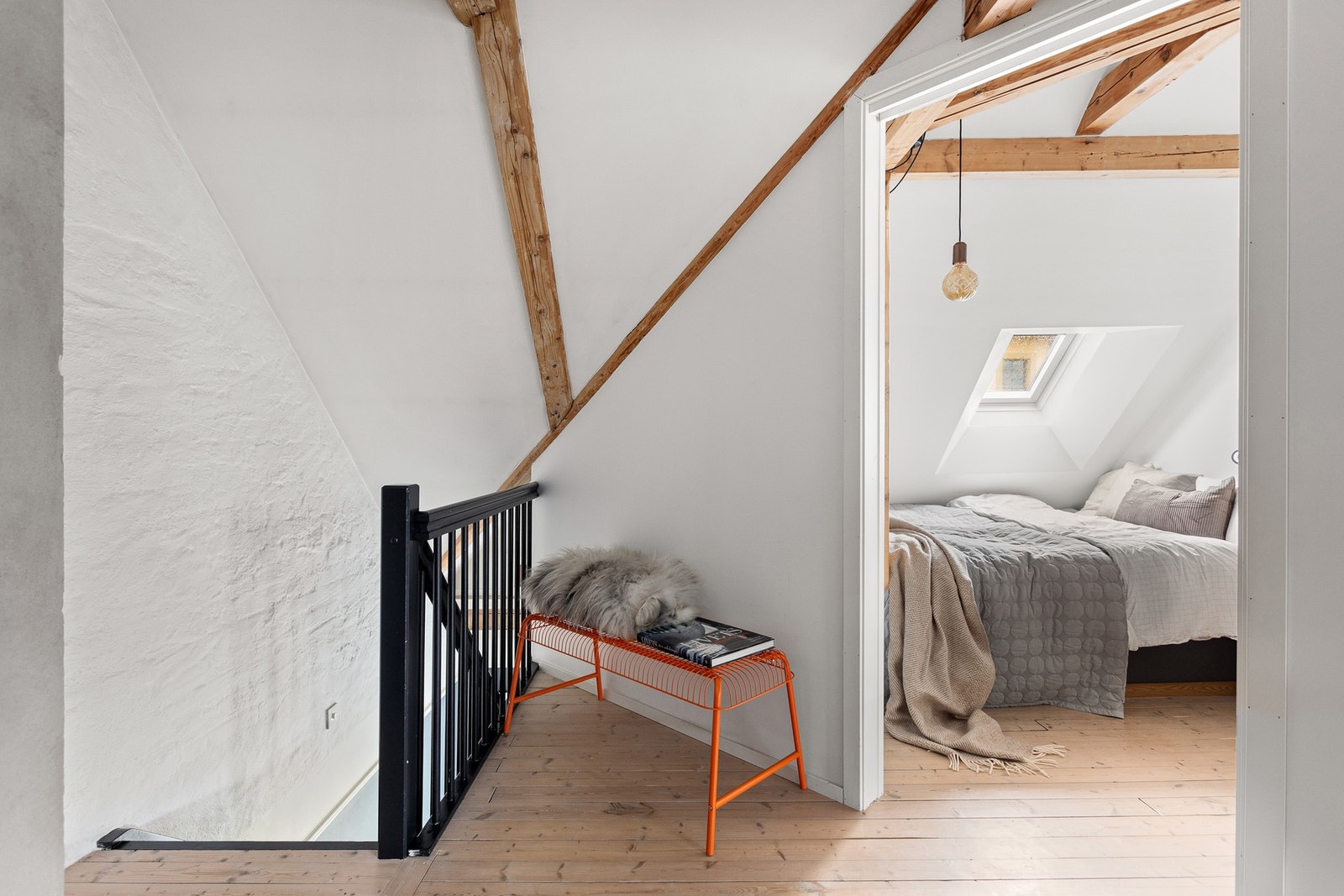 Loftsetasjen har et gulvareal på ca. 45m² (målbart areal 33m²). Galleribilde