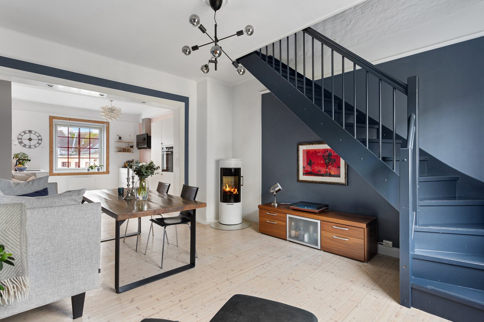 I byggets 3. etasje har du en stor stue i åpen løsning med kjøkkenet som ligger i et eget rom. Galleribilde