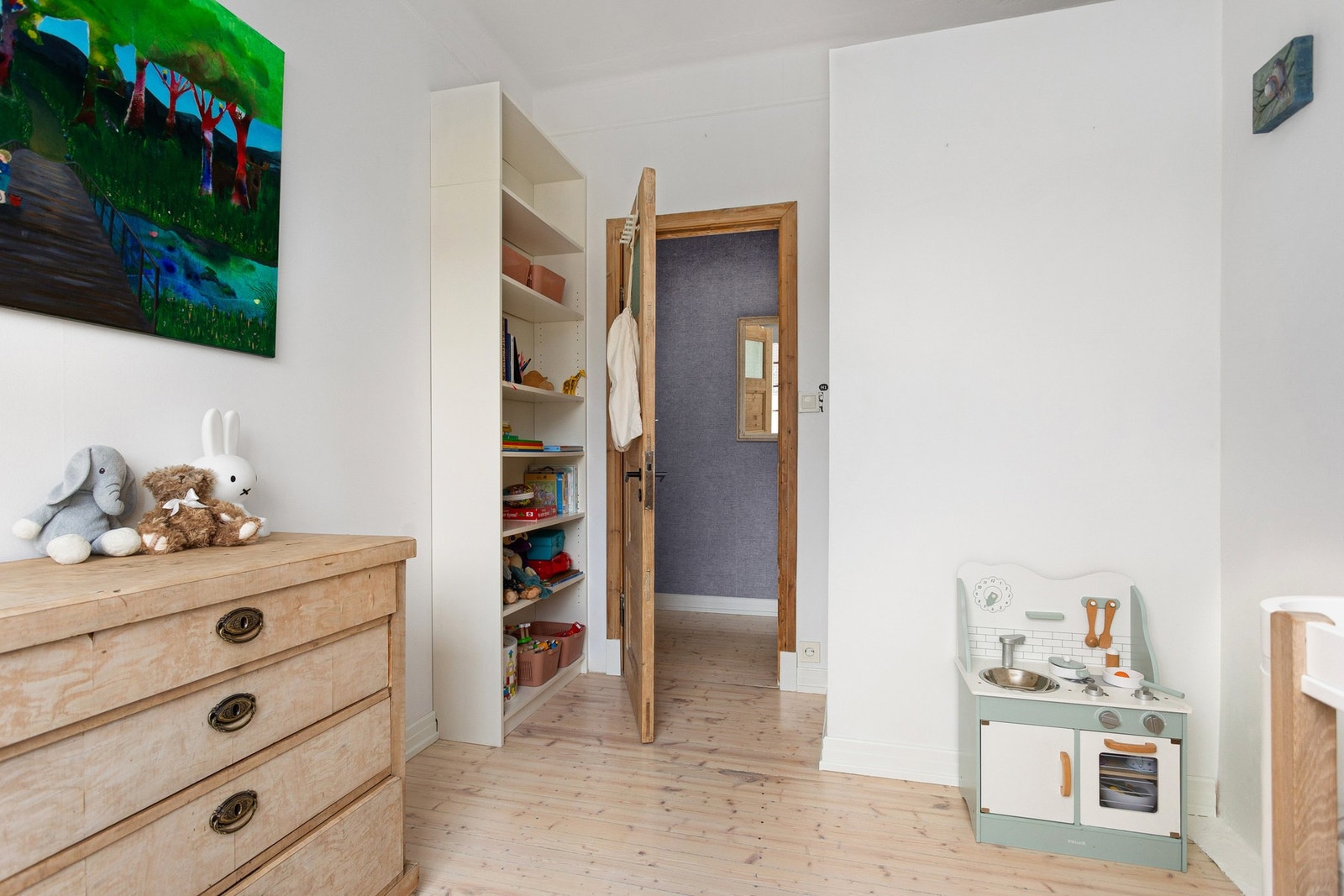 Soverommet har lyse tregulv, lysmalte overflater, stor klassisk vindusflate og god takhøyde på ca. 2,8 meter. Galleribilde