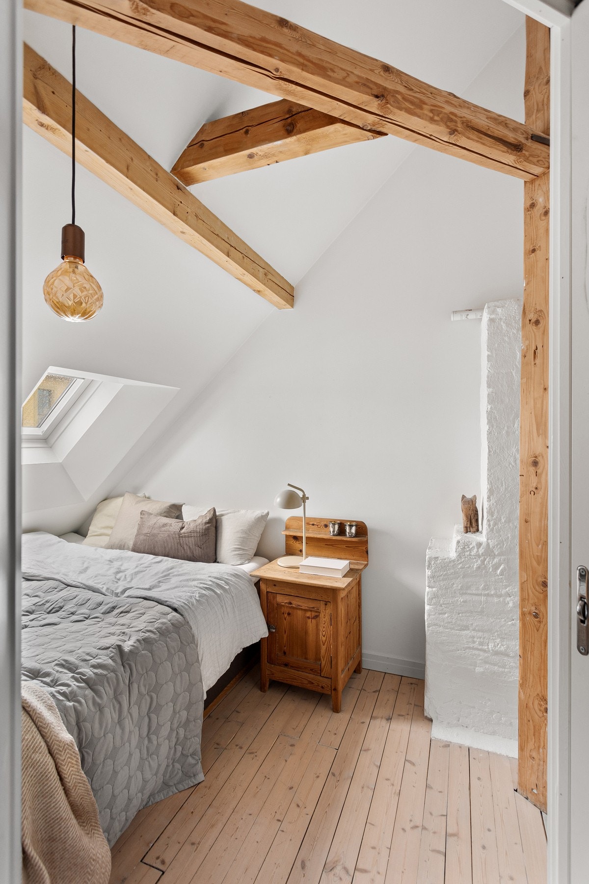 Soverom 1 er et lyst og fint rom med masse sjarm. Galleribilde