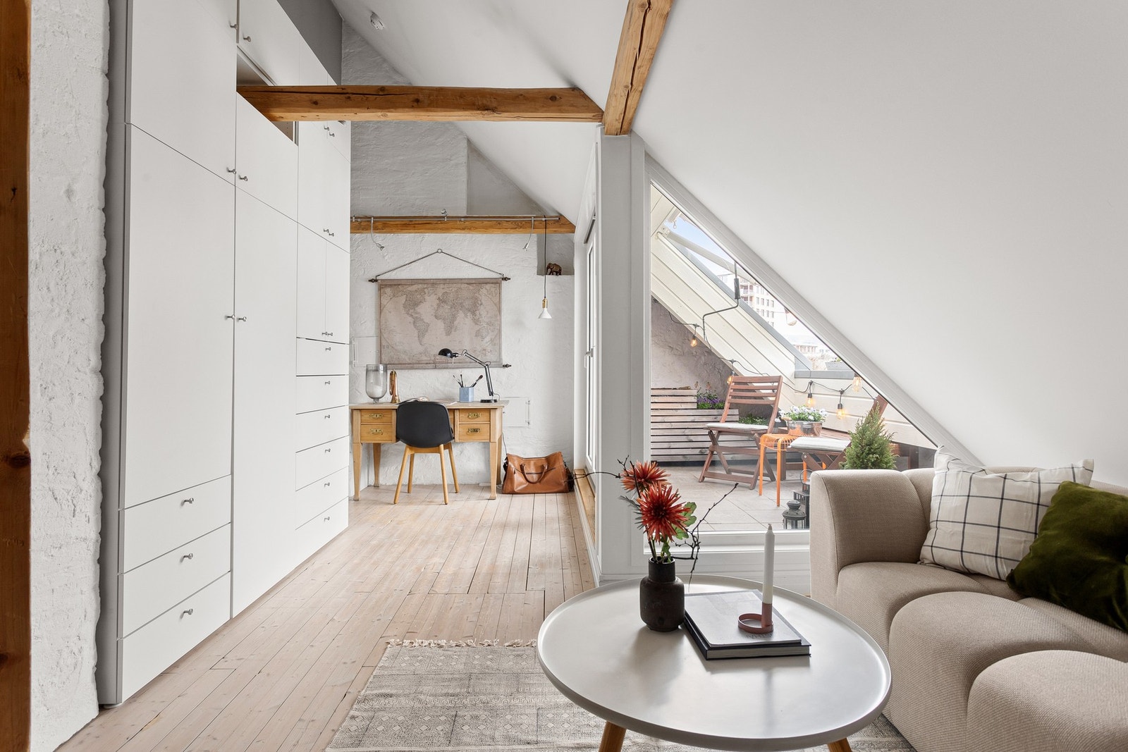 Loftsetasjen er innredet med en romslig stue med utgang til takterrasse, samt et soveorm. Galleribilde