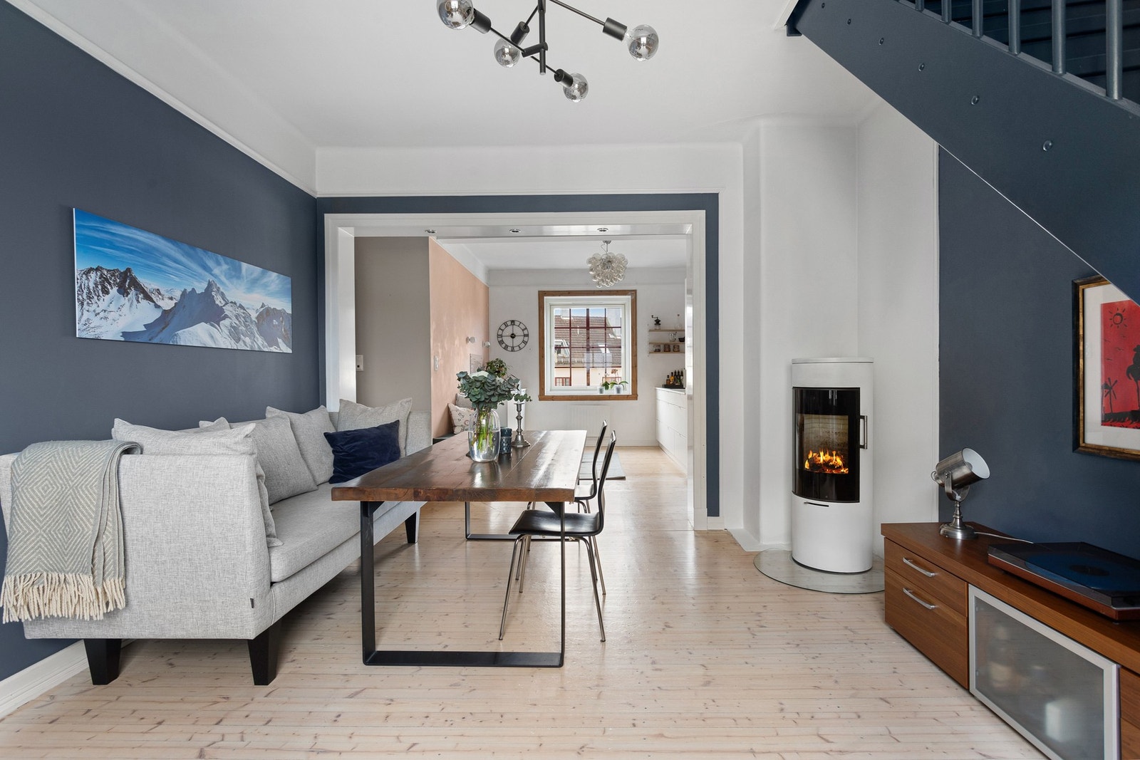 I hjørnet av stuen har du en moderne vedovn som både gir god varme og bidrar til ekstra hygge på kaldere vinterdager. Galleribilde