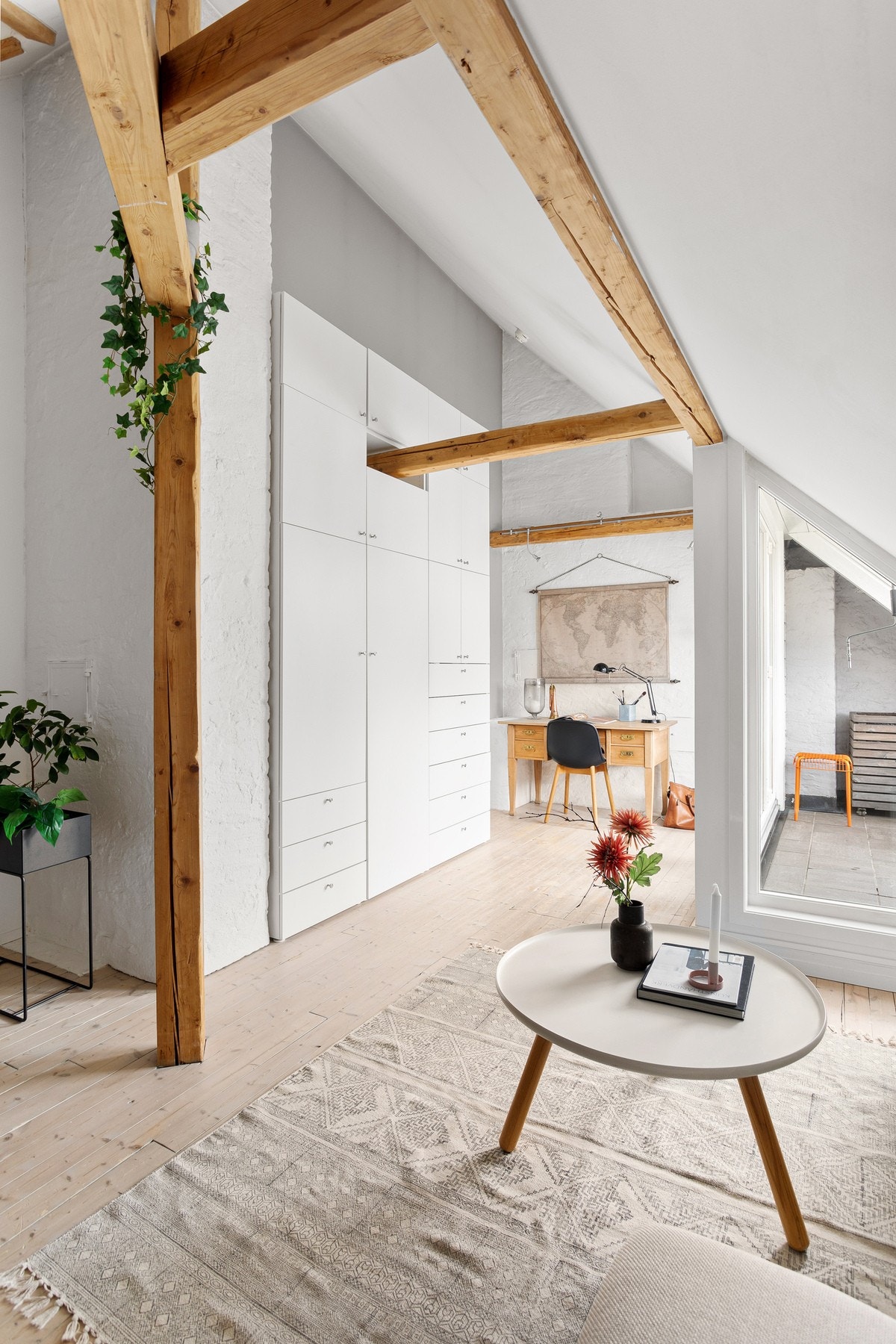 Loftsetasjen har en fantastisk takhøyde på opptil ca. 4,26 meter! Galleribilde