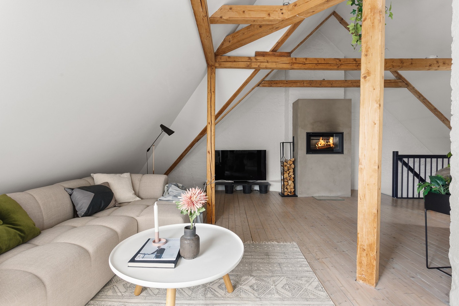 Loftstuen har fine lyse tregulv og lysmalte overflater. Galleribilde