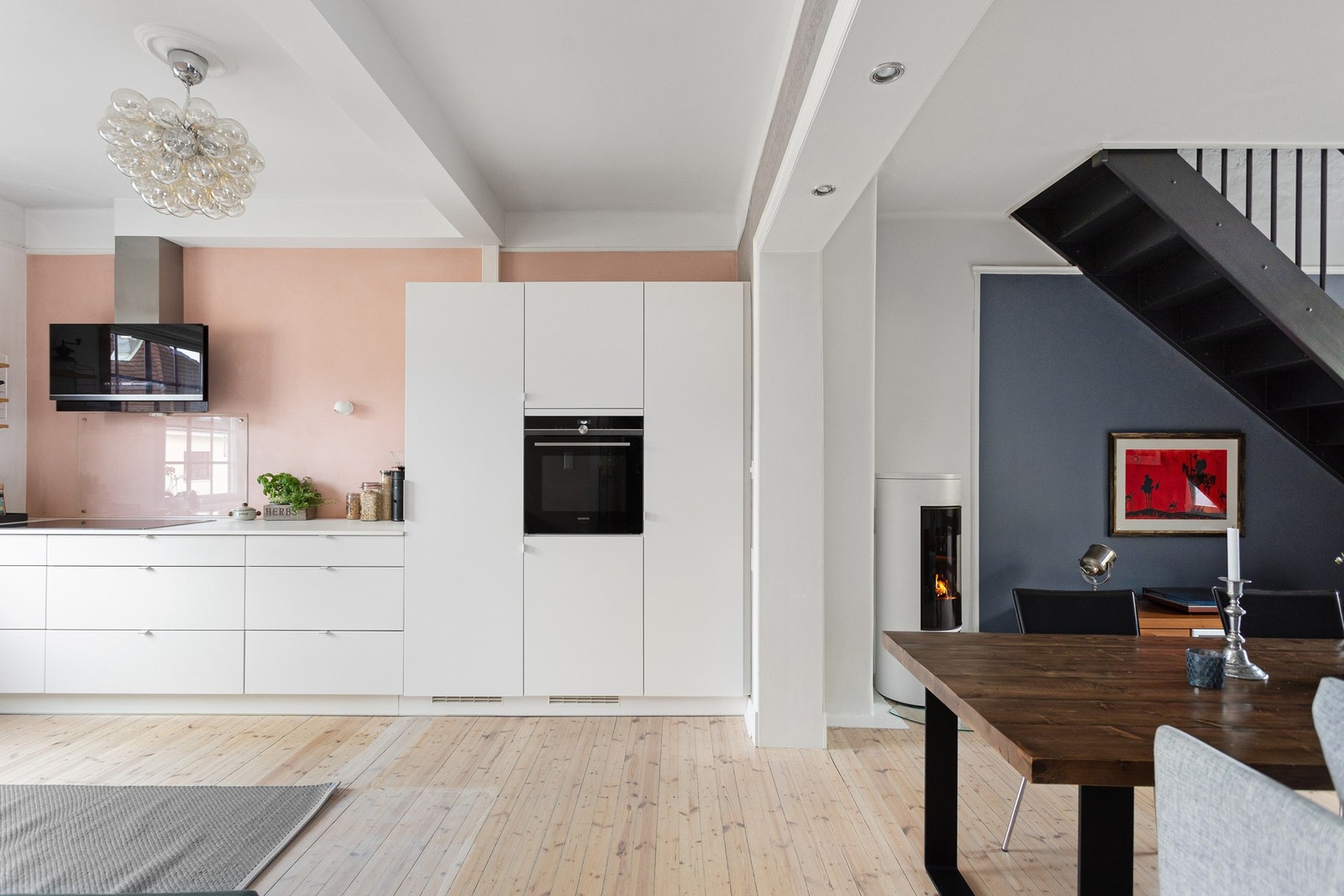 Kjøkkenet er utstyrt med medfølgende integrerte hvitevarer som nedfelt platetopp, stekeovn i høyskap, oppvaskmaskin, kjøleskap i full høyde og fryseskap. Det er også montert lekkasjevarsler. Galleribilde