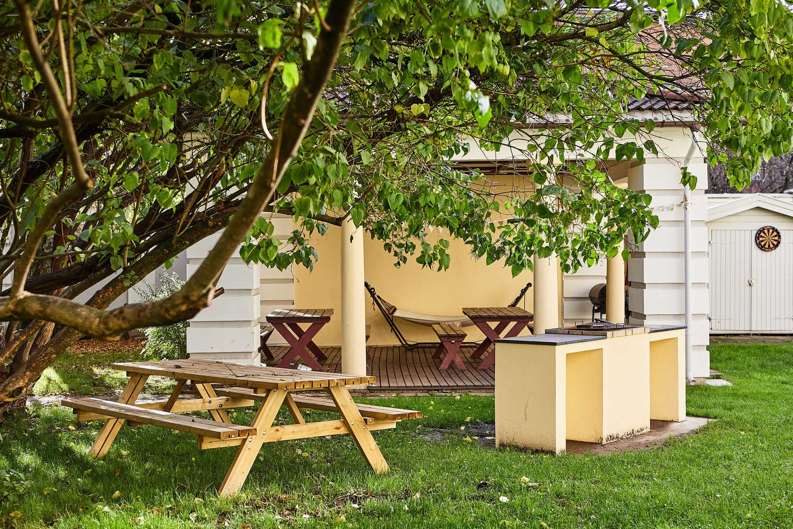 Bruksrett til alle tre bakgårdene med bærbusker, lekestativ, paviljong og sandkasser. (arkivbilde) Galleribilde