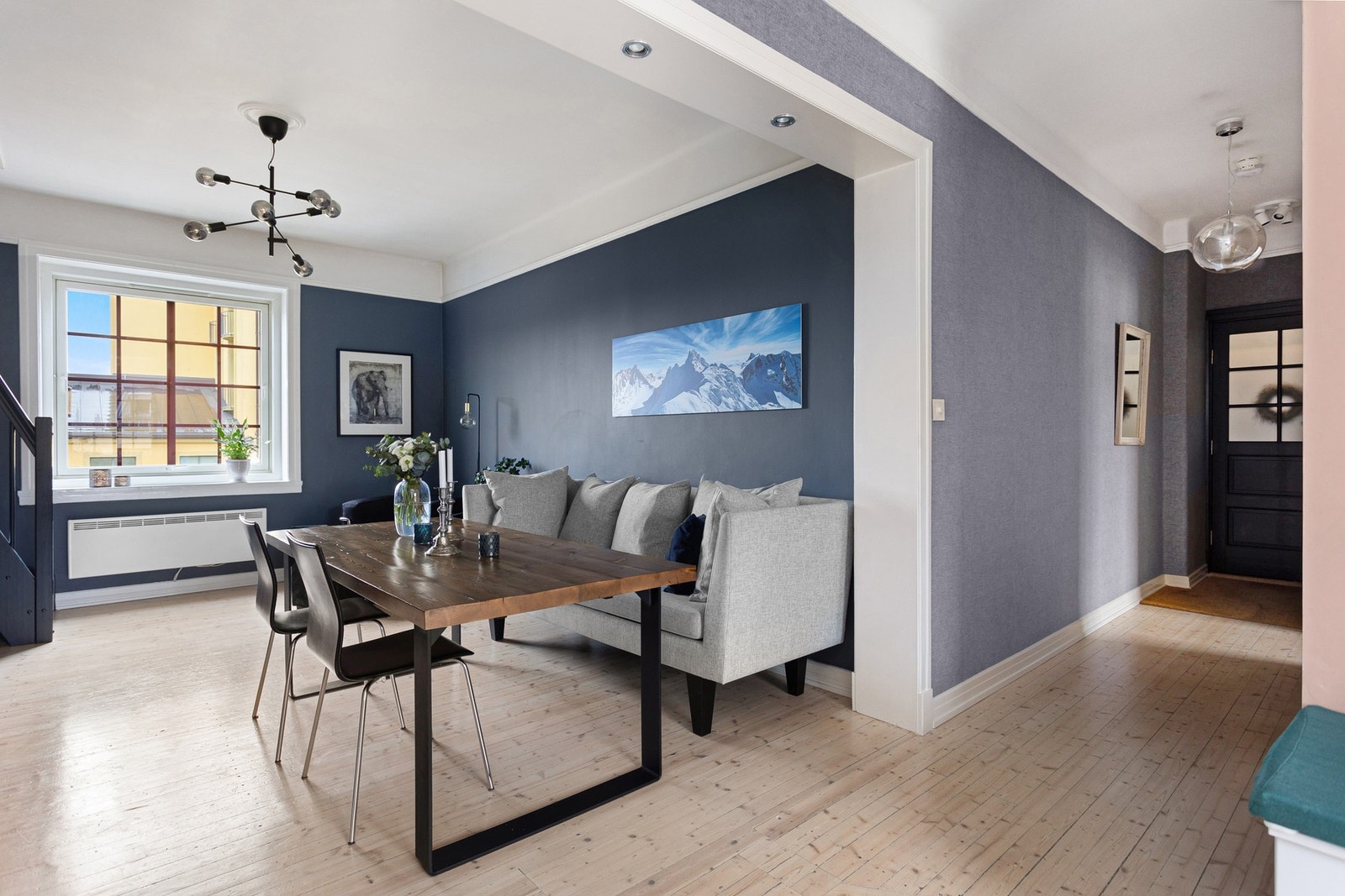 Leiligheten holder en gjennomgående god standard med lyse tregulv og overflater malt i nydelige farger. Galleribilde