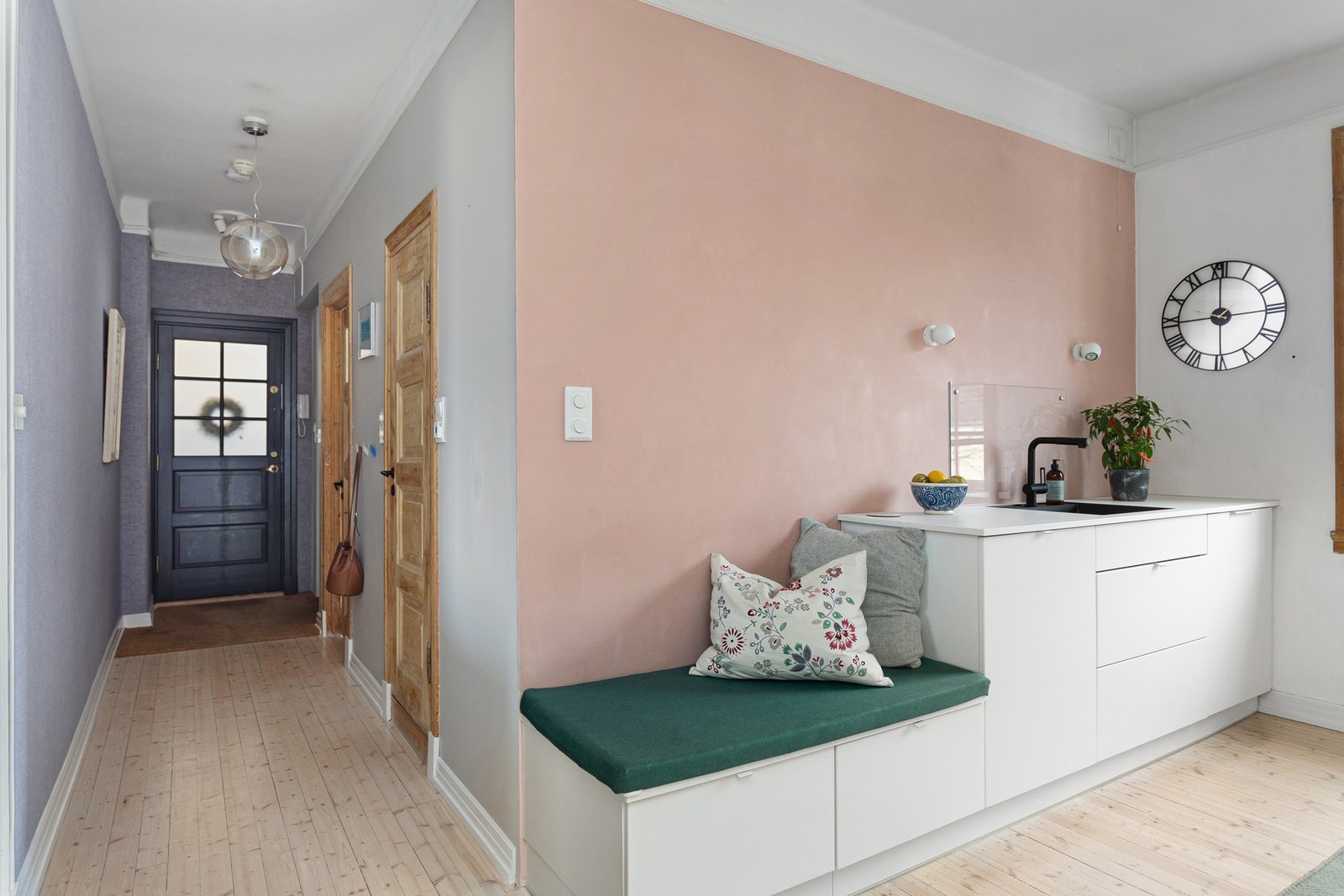 I hovedetasjen har du også et soverom og baderom. Galleribilde