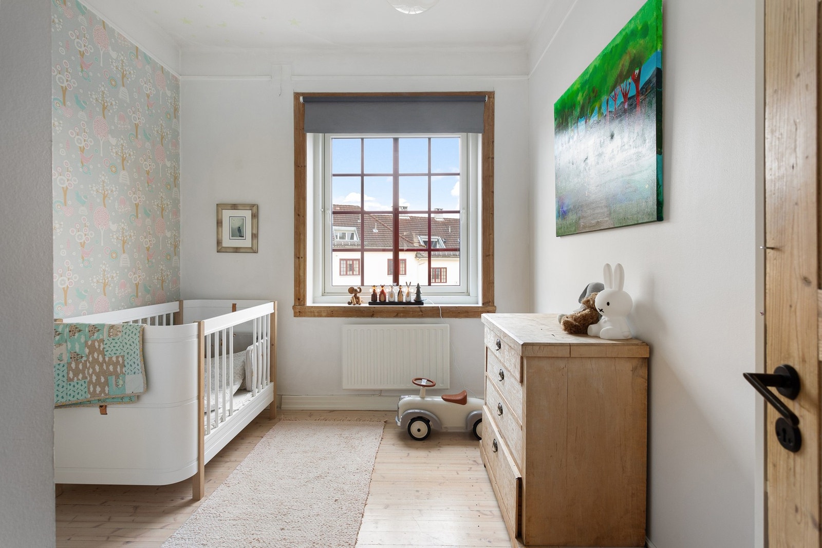 Soverom 2 er et lyst og fint rom som i dag er innredet som et barnerom. Plass til dobbeltseng om ønskelig. Galleribilde