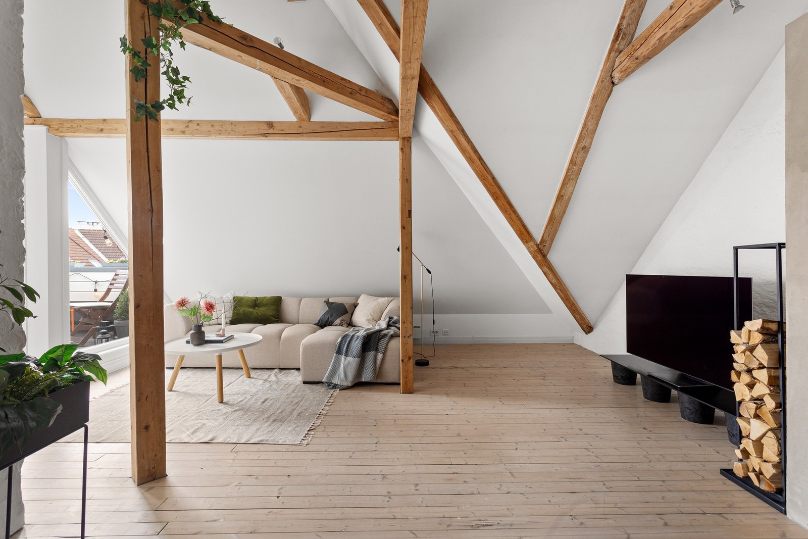 Lys og luftig topp-/loftsleilighet høyt og fritt i byggets 3. og 4. etasje. Galleribilde