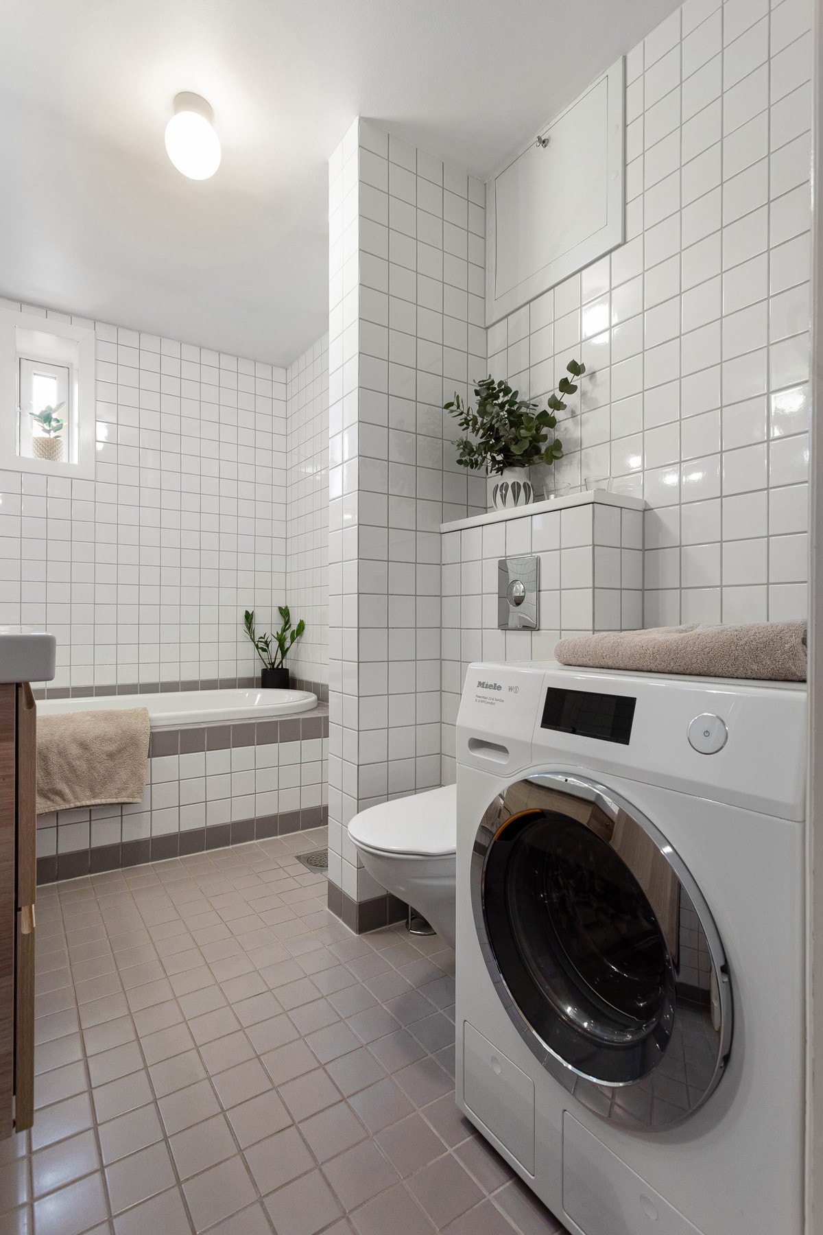 Baderommet er også utstyrt med vegghengt toalett og opplegg for vaskemaskin. Plass til vaskesøyle. Galleribilde