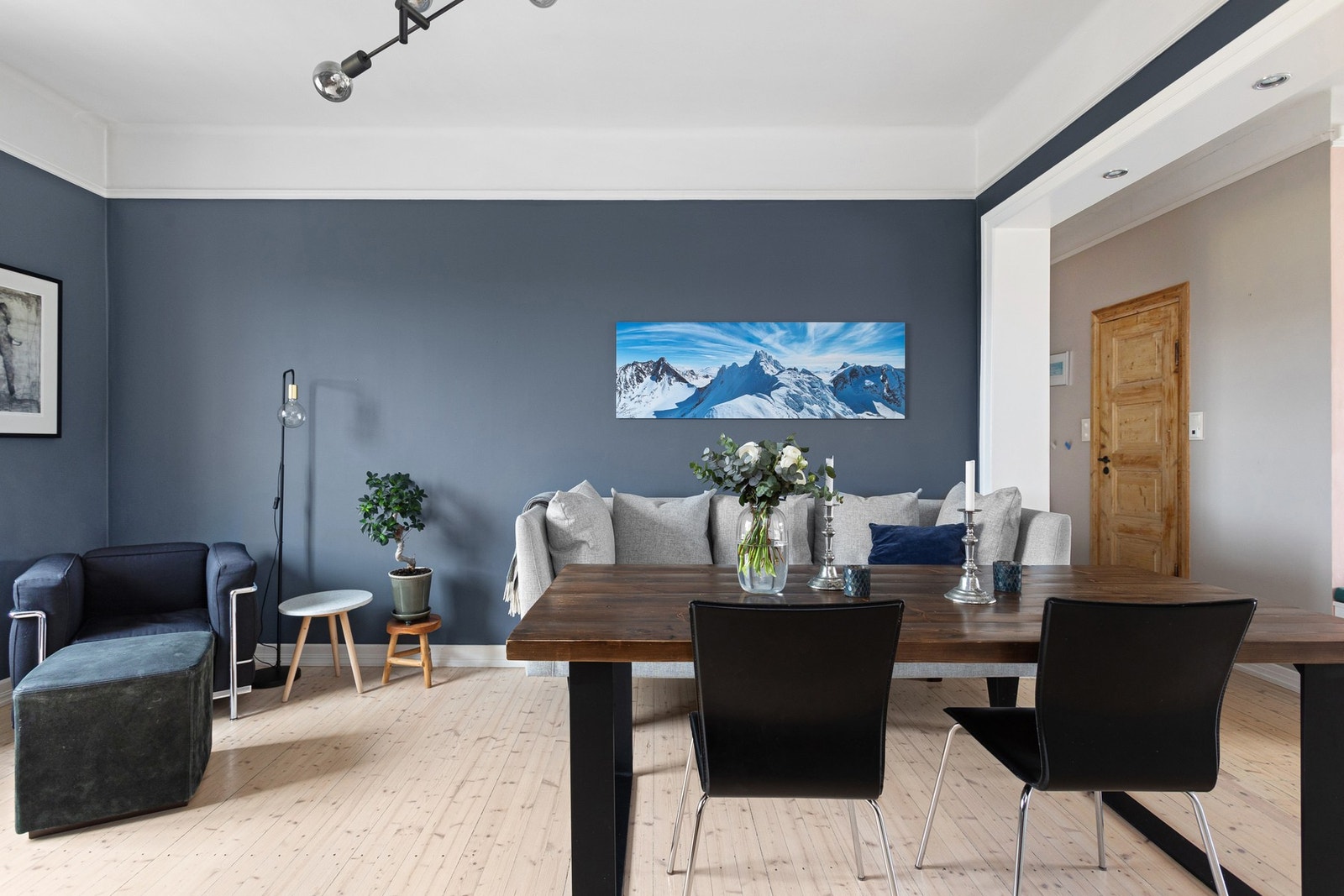 I stuen er det god plass til et stort spisebord og annet ønskelig møblement. Galleribilde