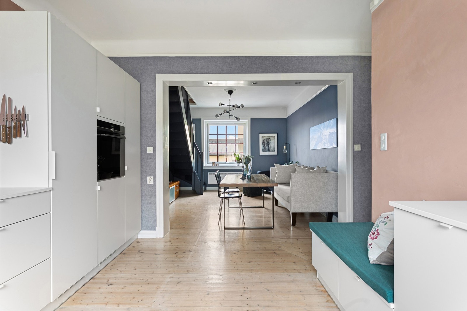 Lysinnslippet sammen med den gode takhøyden på ca. 2,8 meter bidrar til en god og luftig romfølelse. Galleribilde