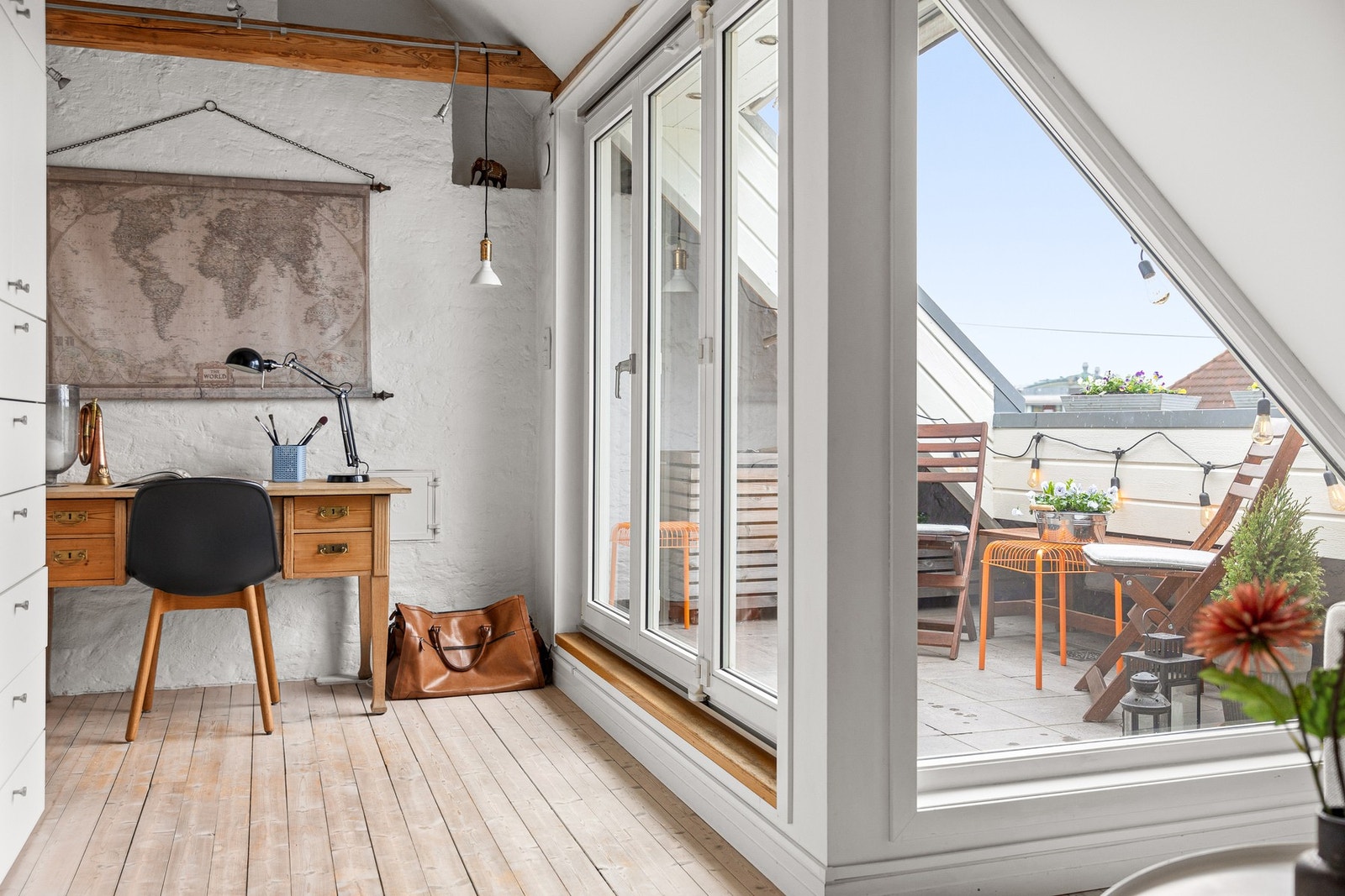 Fra stuen har du utgang til en solrik og usjenert sydvendt takterrasse på ca. 6m². Galleribilde