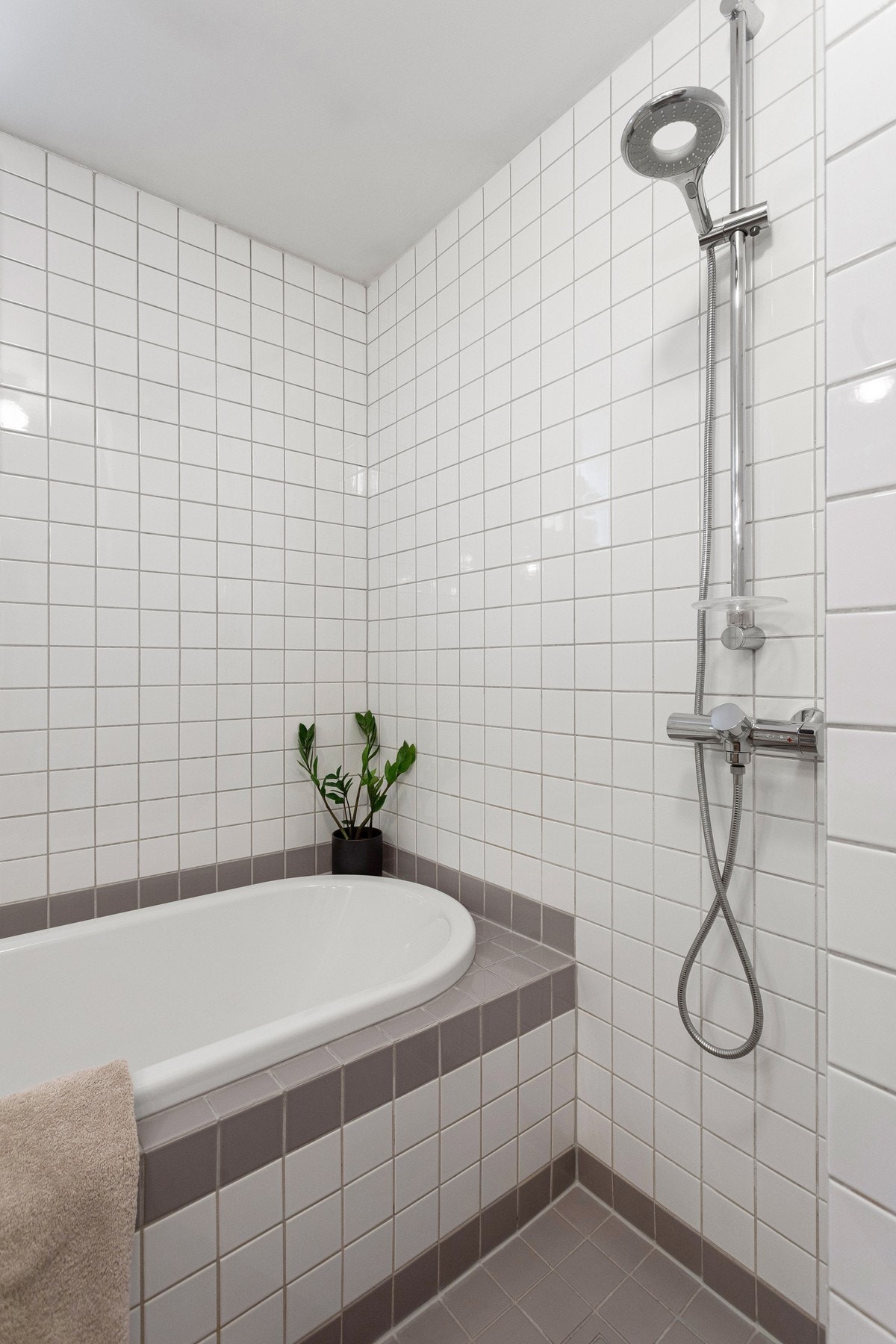 Baderommet er utstyrt med både innmurt badekar og dusj. Galleribilde