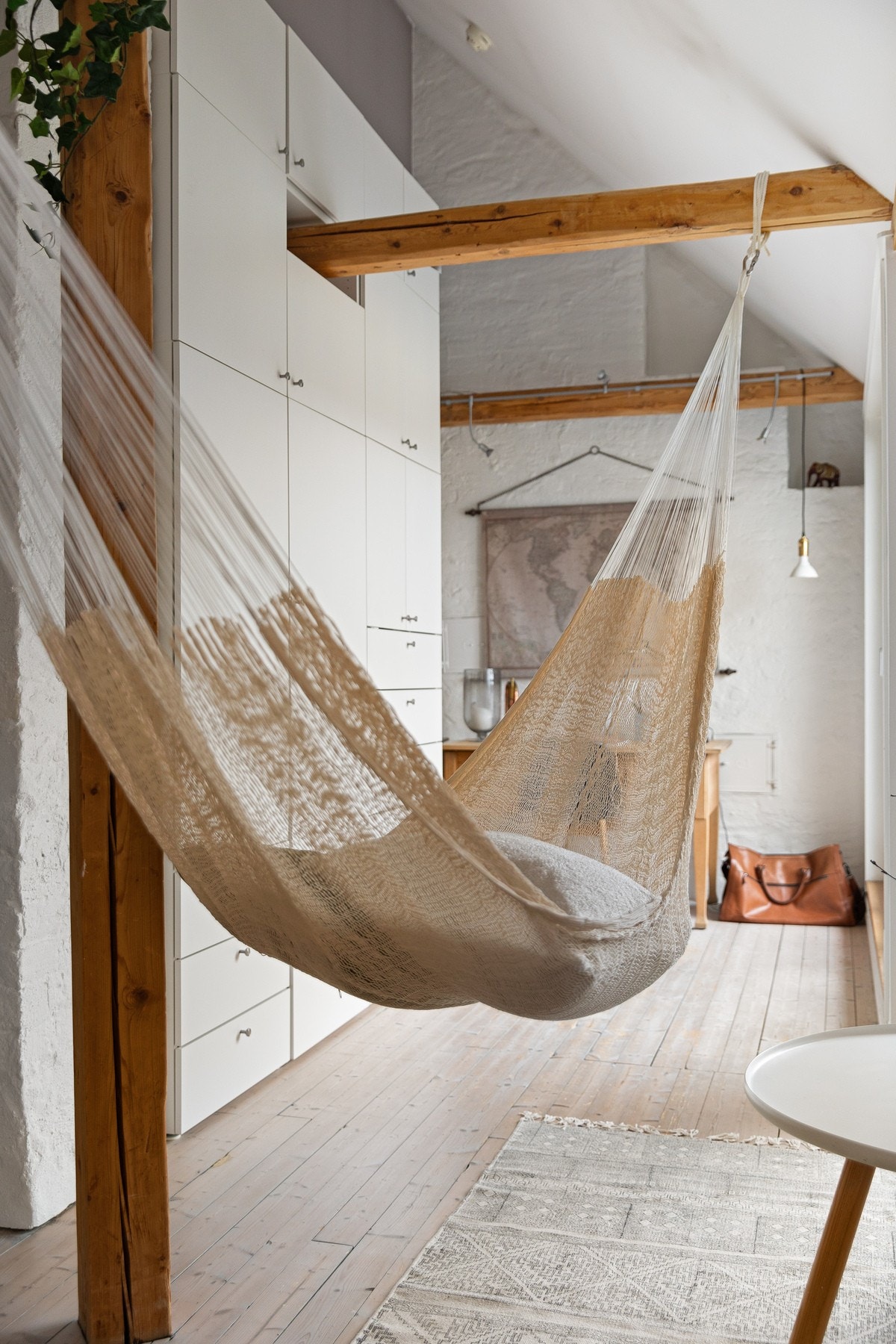 Det er flotte originale takbjelker som hører med i en loftsleilighet som denne. Galleribilde