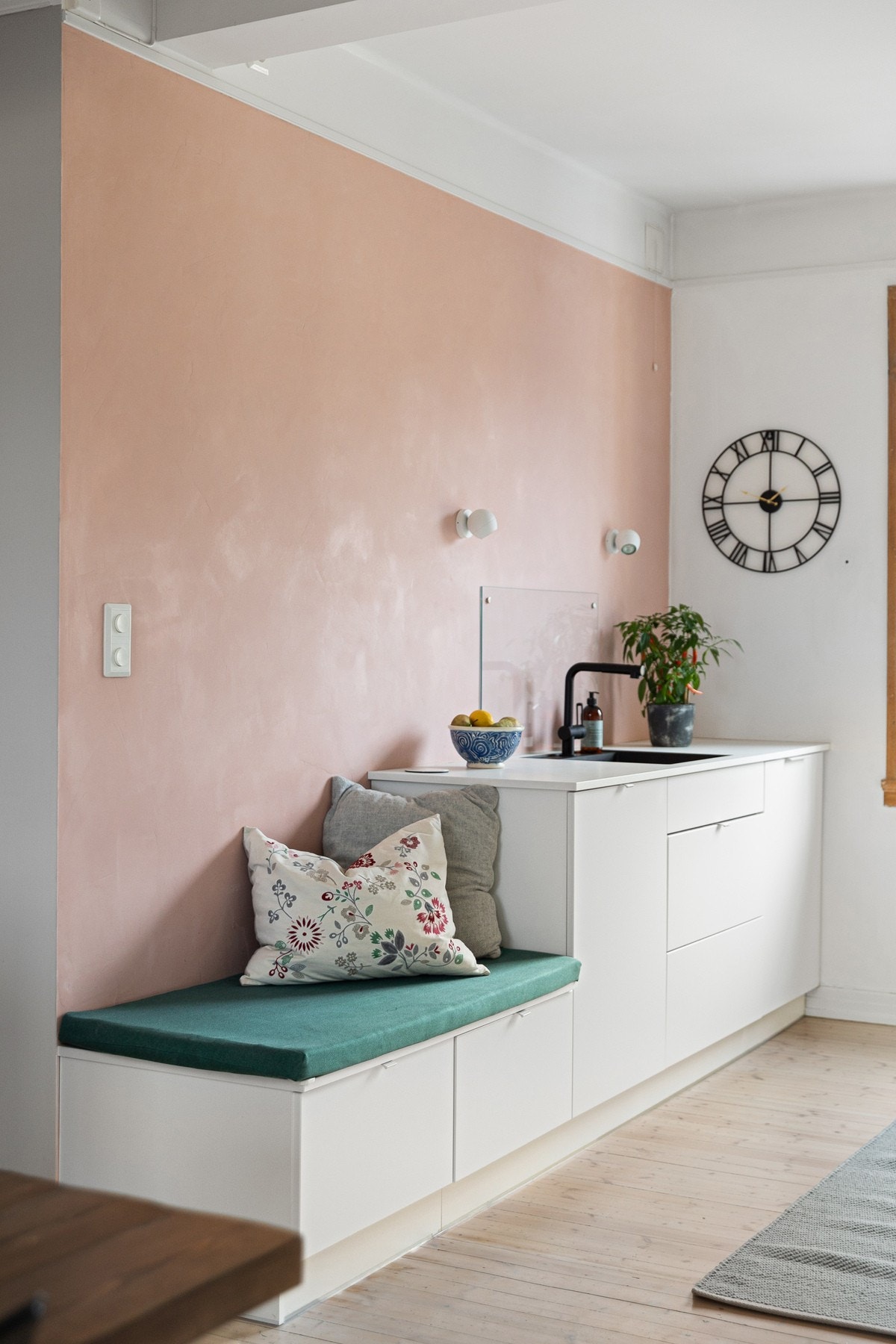 Kjøkkenet har en praktisk utforming med en koselig sittebenk i enden. Galleribilde