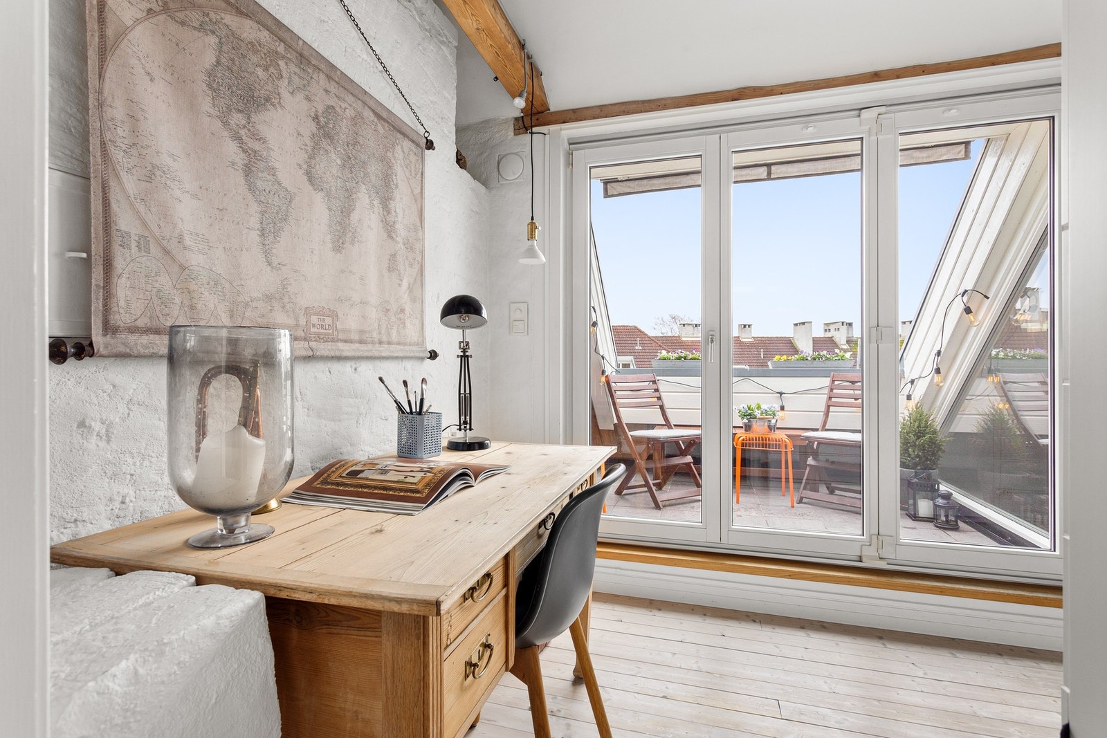 Takterrassen vender mot syd som sørger for gode solforhold. Fra terrassen har du utsyn over den idylliske bakgården. Galleribilde