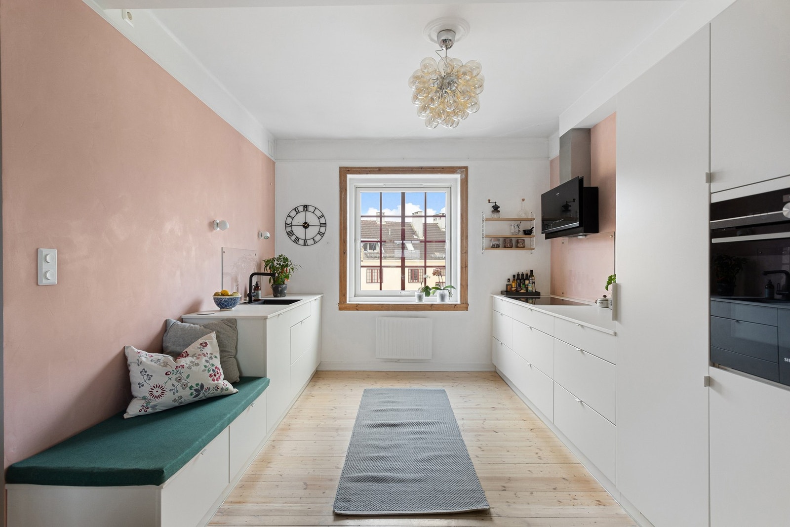 Stilren og moderne kjøkkeninnredning fra 2018 med god skap- og benkeplass. Kjøkkenet er fullt utstyrt med integrerte hvitevarer som medfølger i handelen. Galleribilde