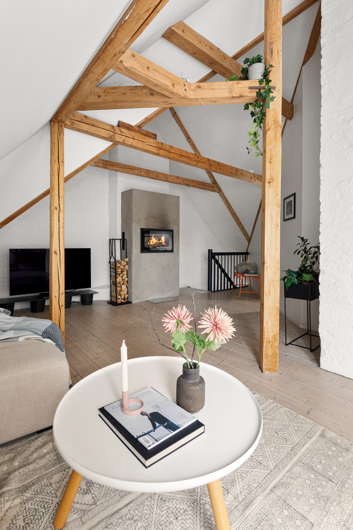 Som et fint midtpunkt i stuen har du en lekker peis med peisinnsats. Galleribilde