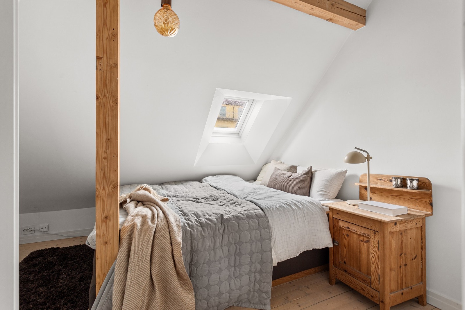 Soverommet har lyse tregulv, lysmalte overflater og synlige takbjelker. Soverommet er i dag innredet som et hovedsoverom med dobbeltseng. Galleribilde