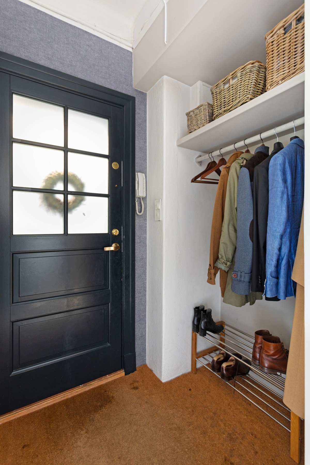 Praktisk nisje med plass til sko og oppheng av yttertøy. Galleribilde
