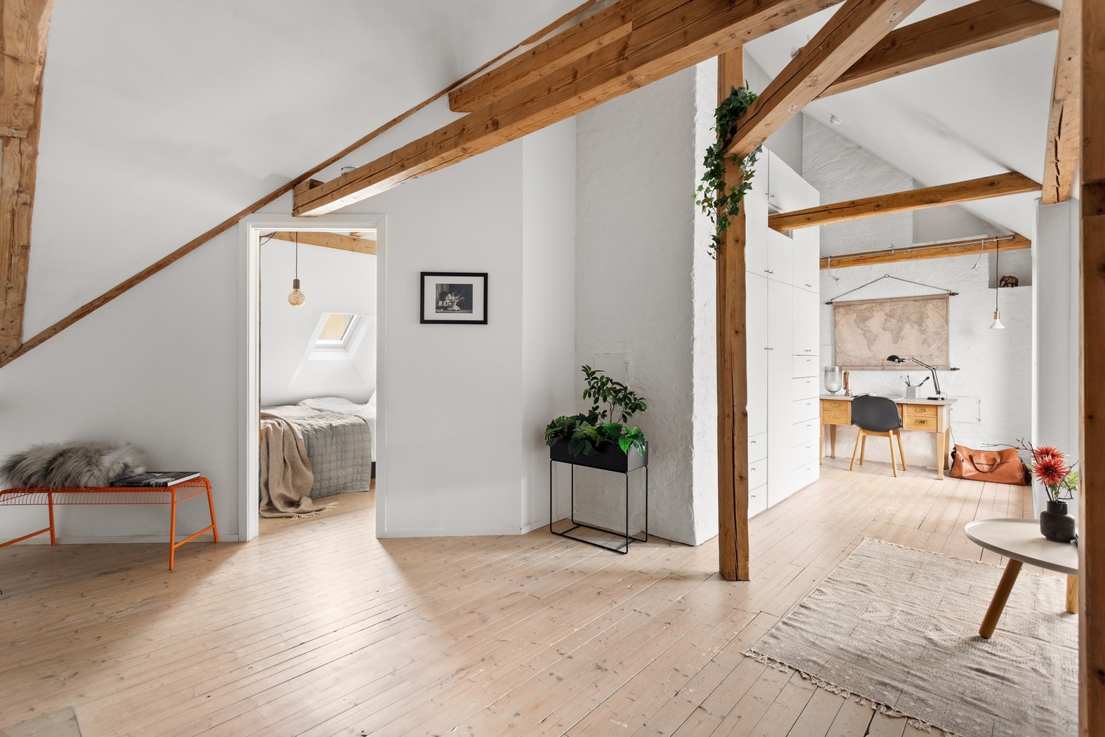 I stuen er det også god oppbevaringsplass i garderobeskap som medfølger i handelen. Galleribilde