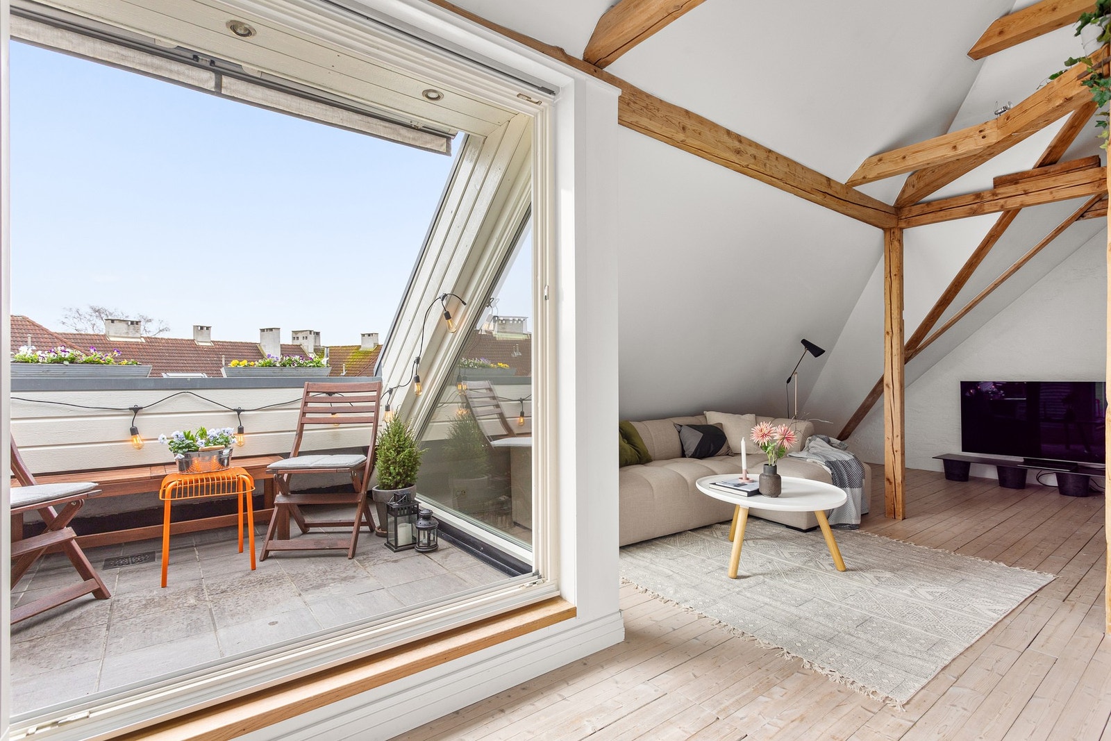 Takterrassen har flislagt gulv med varmekabler, innfelte downlights i himlingen og markise. Dette er uten tvil en skikkelig fin plass for lange og late sommerdager! Galleribilde