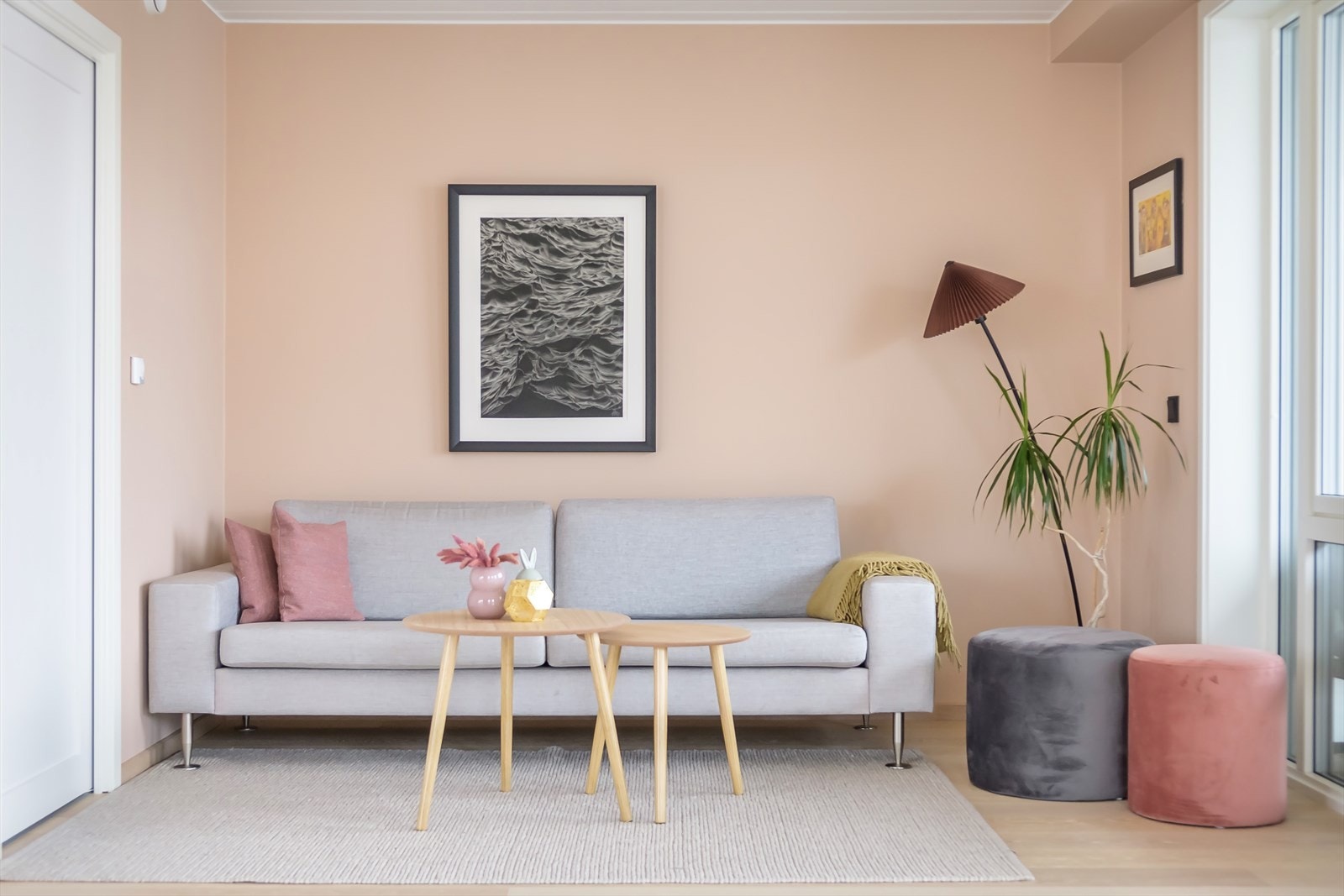 Stuen er av god størrelse og har plass til sofagruppe, bord og tv-møblement Galleribilde