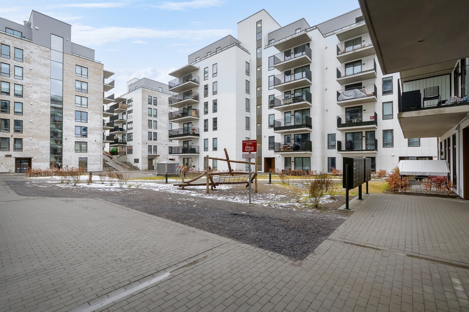 Hyggelig gårdsrom med lekestativ Galleribilde