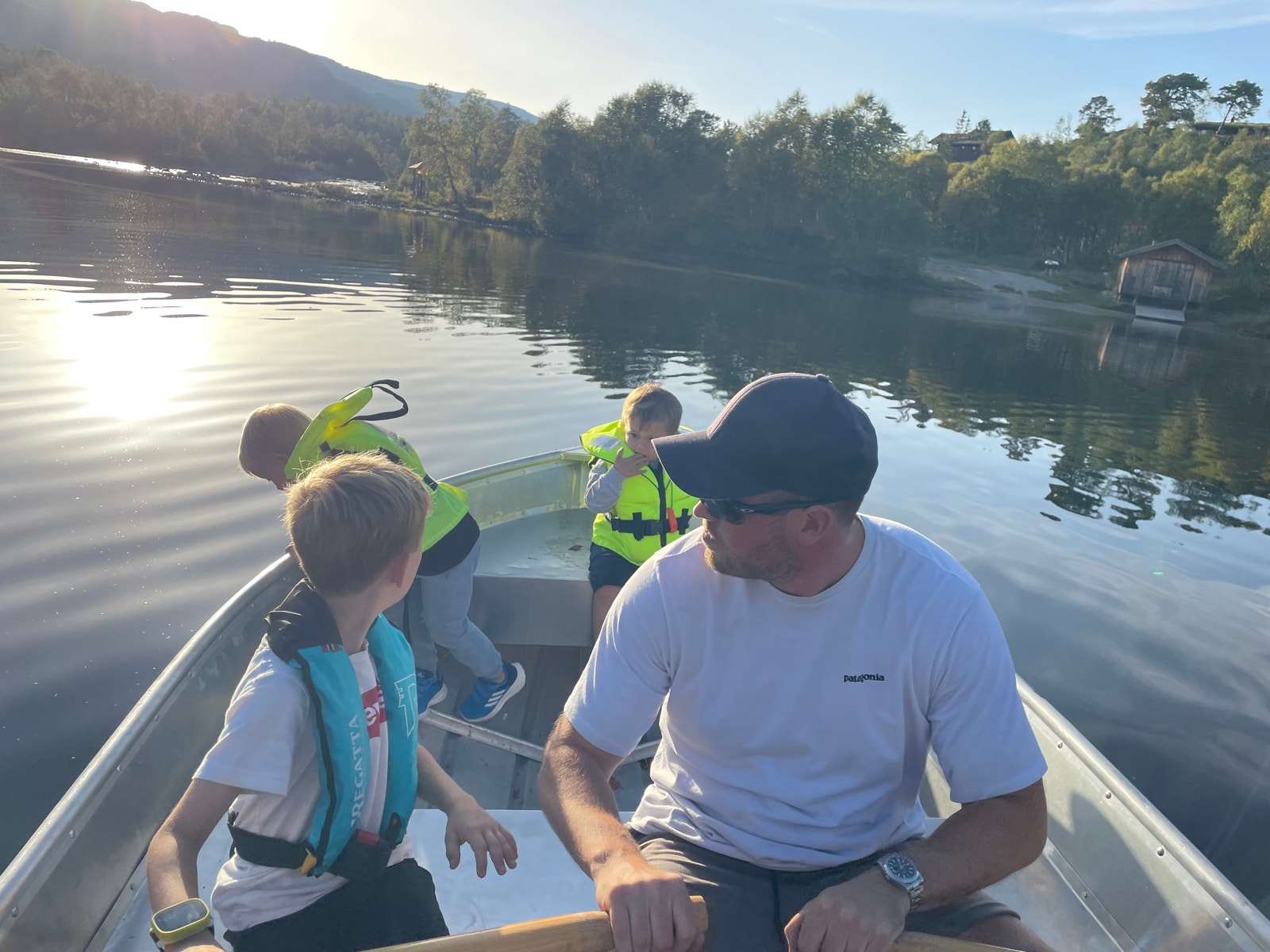 Mye idyll og aktivitet langs stranda og ute på Arbuvollen Galleribilde