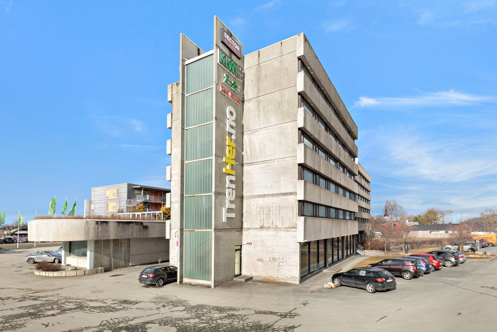 Hverdagen blir straks mye enklere med søndagsåpen Kiwi og døgnåpent treningssenter i samme bygg. I tillegg har man nærhet til hele byen med sentrale bussforbindelser med hyppige avganger i området. Galleribilde