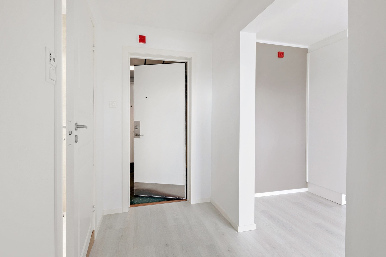 Døra er flyttet fra grå vegg til høyre i bildet, noe som har resultert i bedre møbleringsmuligheter og entré. Galleribilde