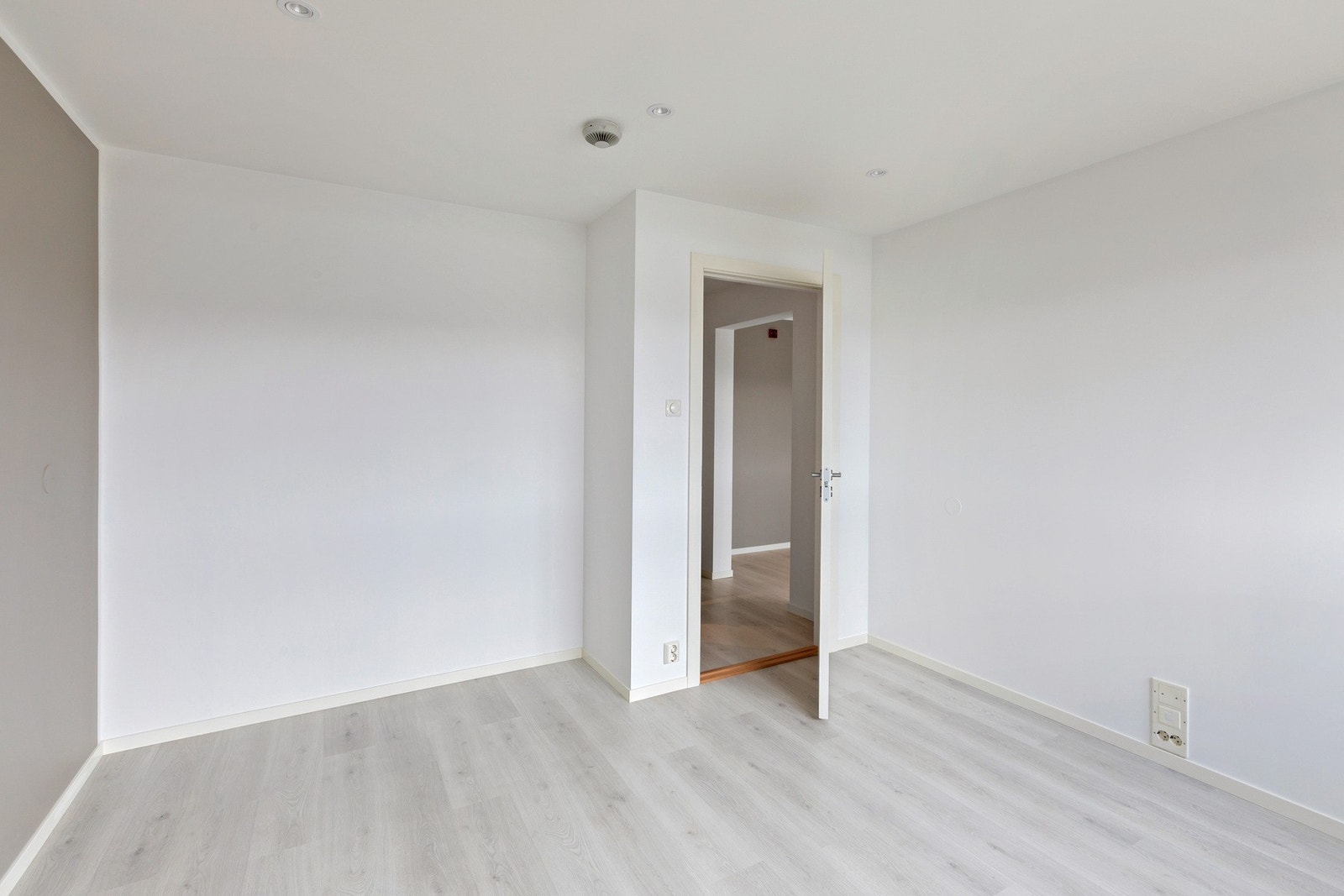 Rommet har en utforming som gir gode muligheter til å møblere med garderobeskap. Galleribilde