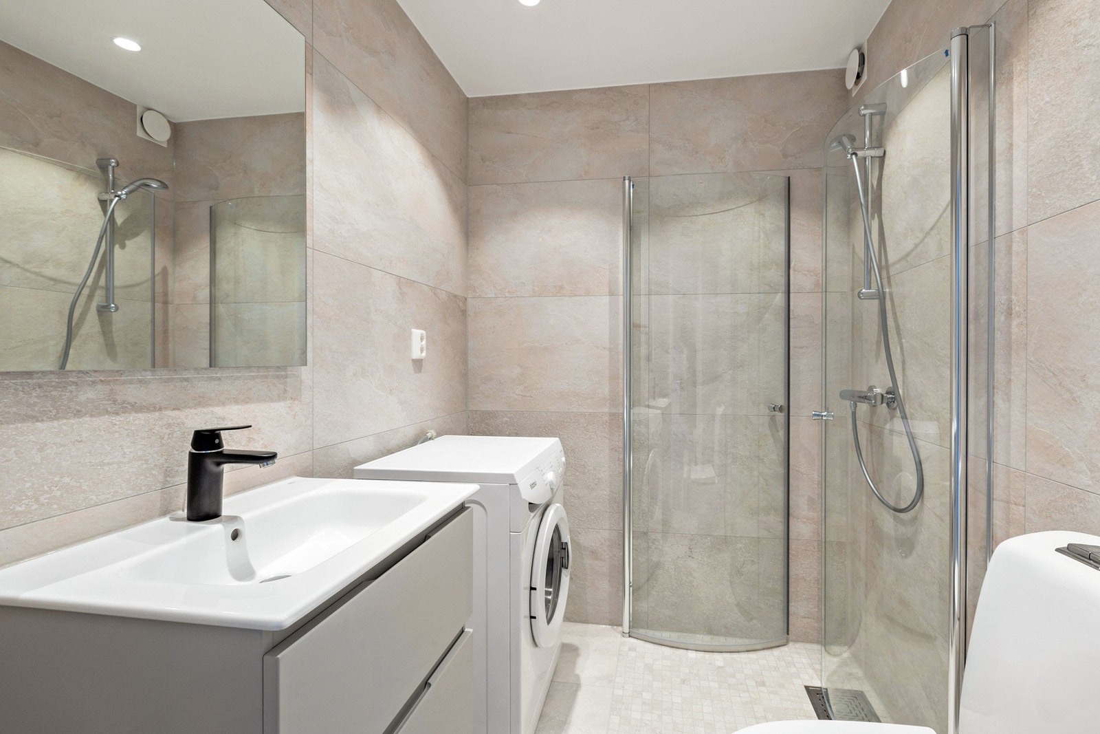 Delikat flislagt bad med gulvvarme. Badet er 3 kvm. Galleribilde