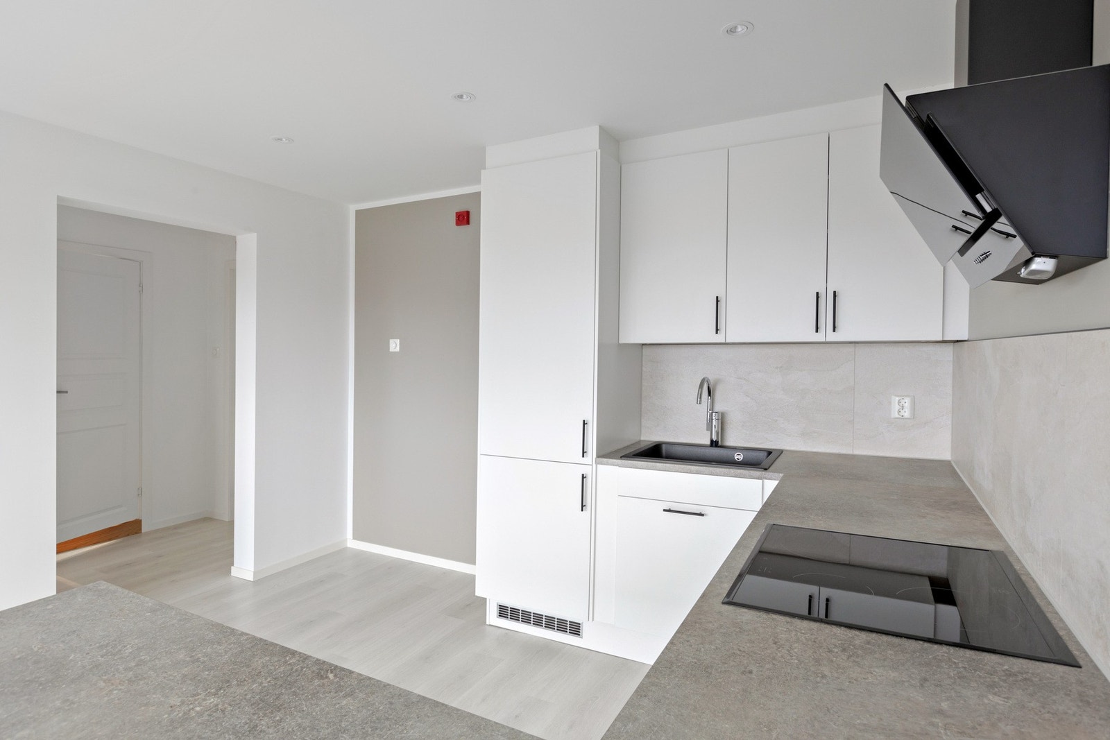 Store arbeidsflater gir den matglade gode arbeidsvilkår på kjøkkenet. Galleribilde