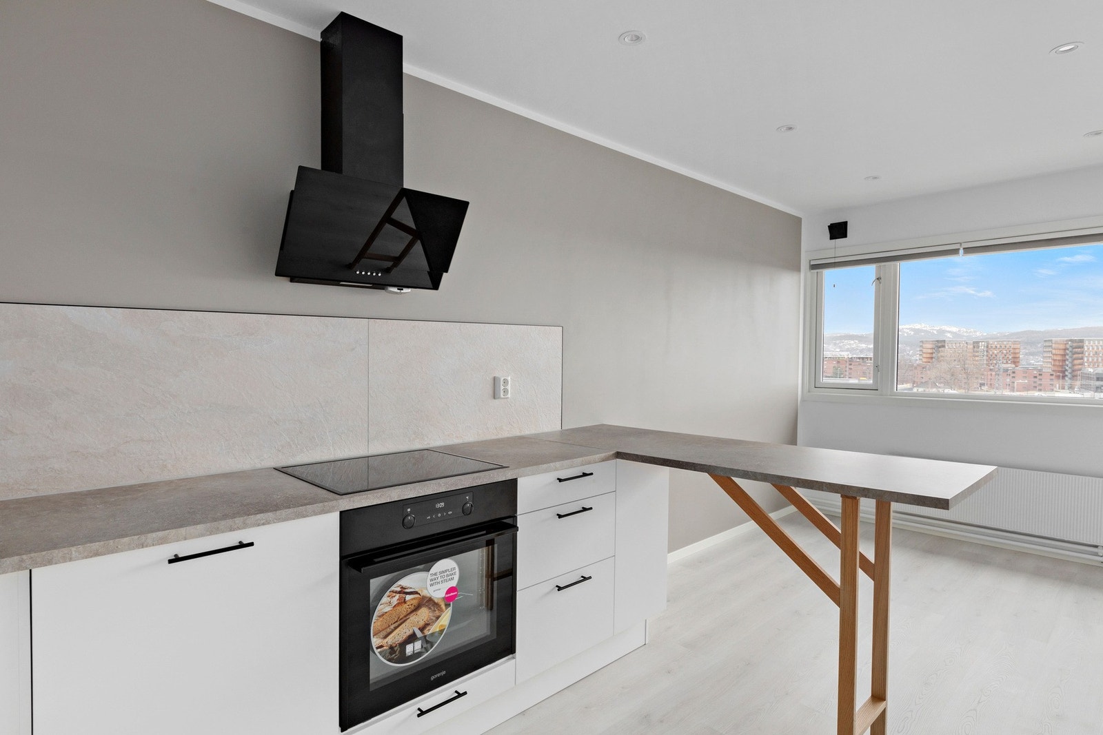 Ny kjøkkeninnredning fra Norema med integrerte hvitevarer. Galleribilde