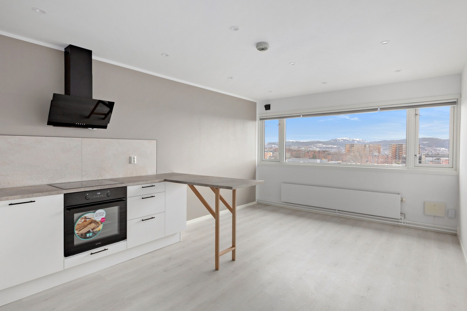 Leiligheten ble pusset opp i 2023 med nytt kjøkken, gulv og bad. Galleribilde