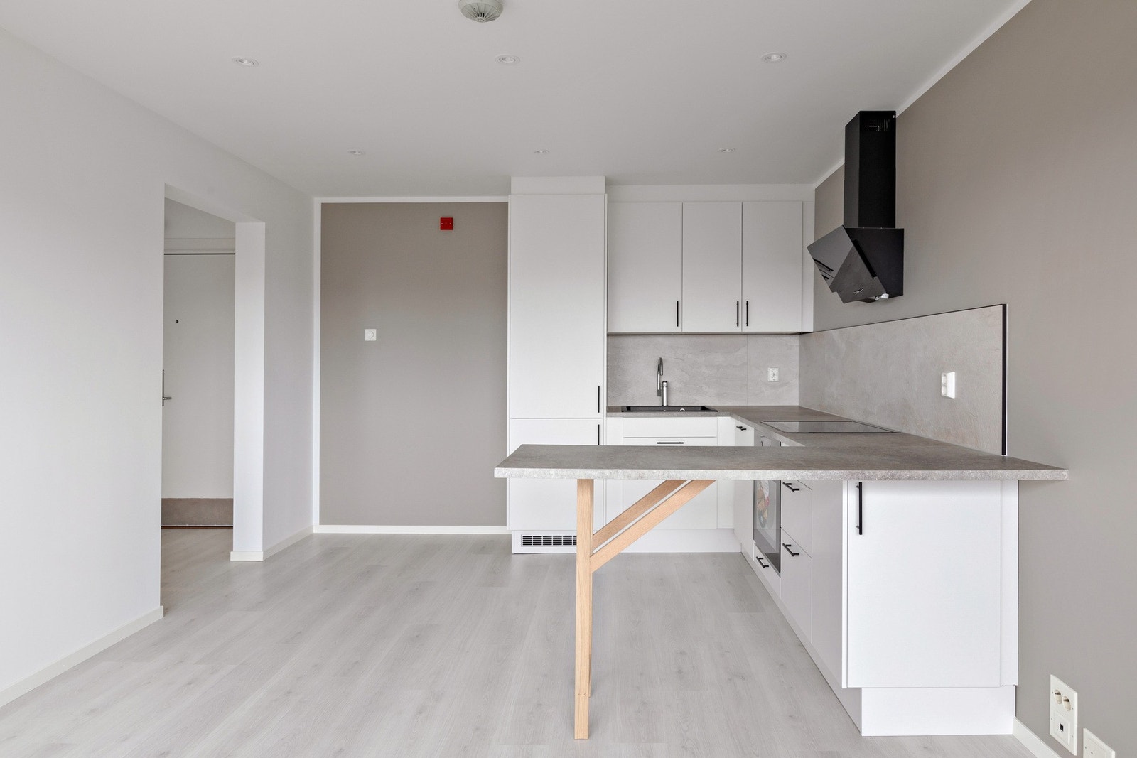 Kjøkkenet er blitt vurdert til tilstandsgrad 2 av takstmann fordi det er benyttet kullfiter, og ikke mekanisk avtrekk over stekesone. Galleribilde